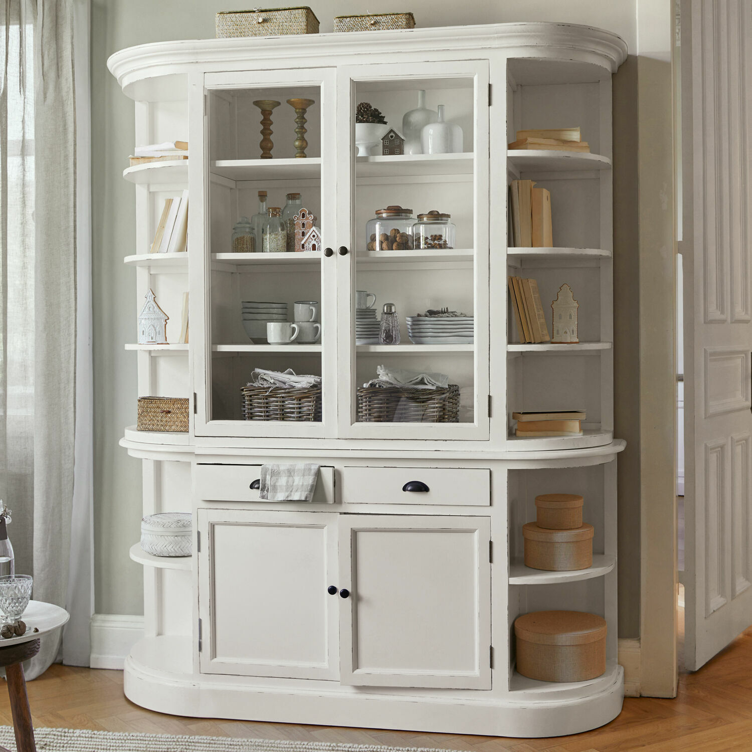 Credenza Louisiana Vetrina bianca in legno con ante in vetro e scaffali laterali per libri e decorazioni