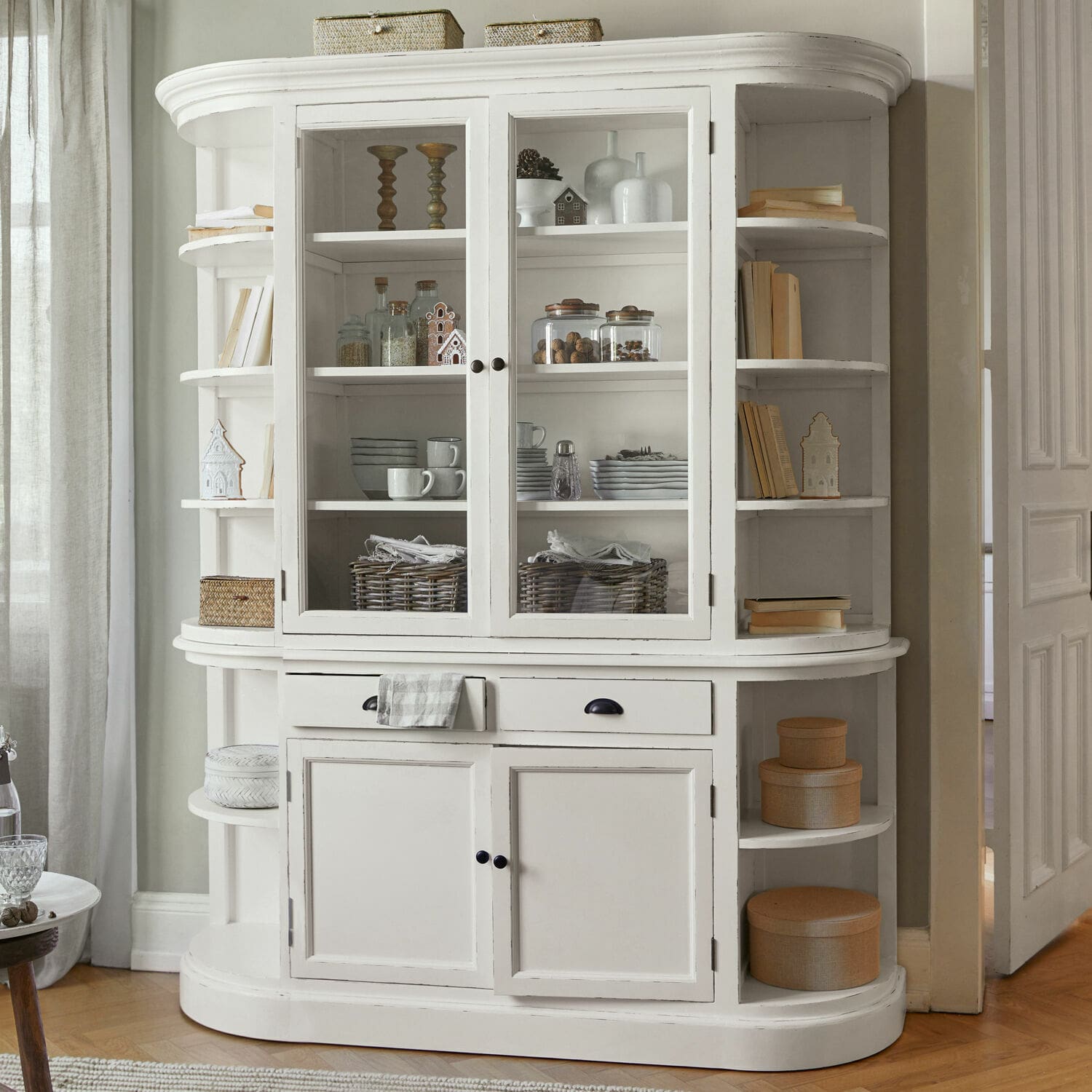 Credenza Louisiana Vetrina bianca in legno con ante in vetro e scaffali laterali per libri e decorazioni