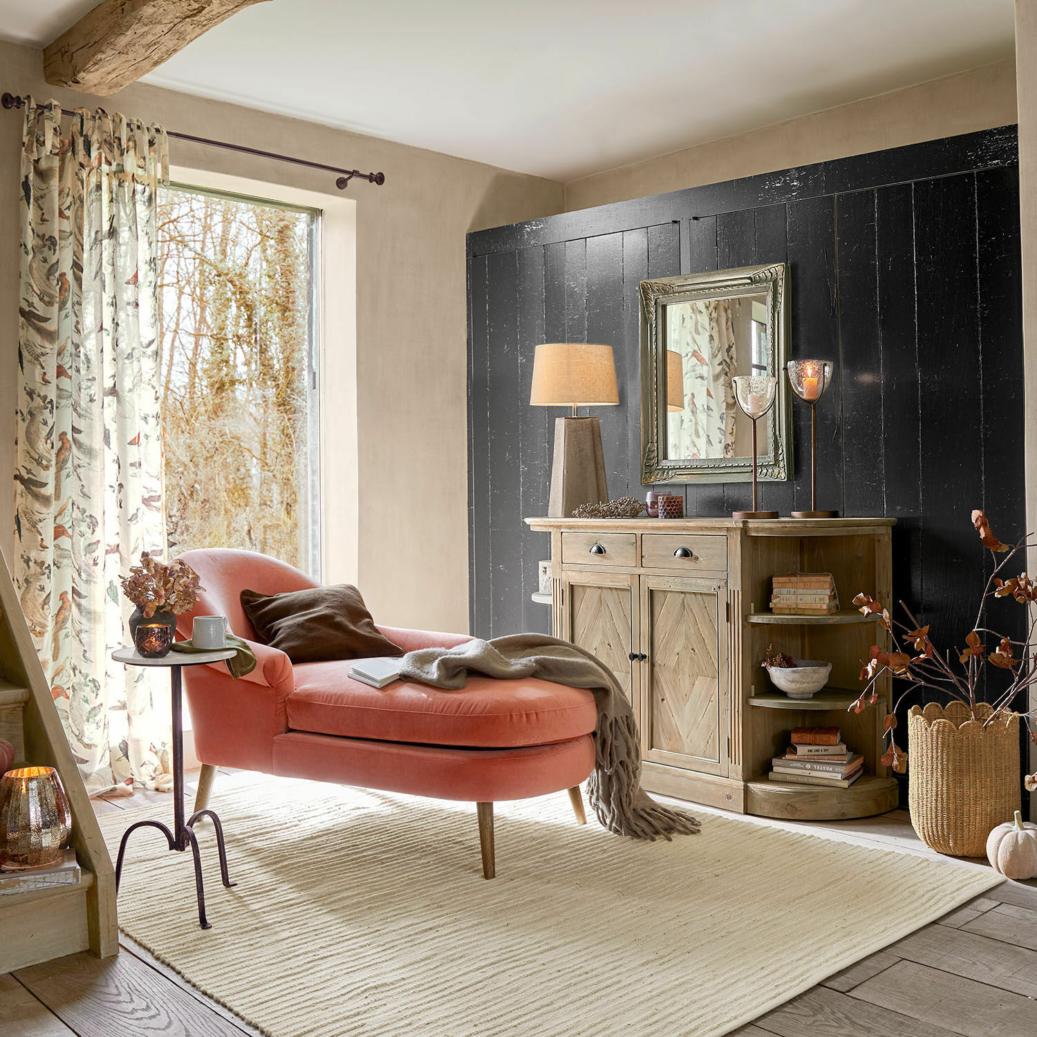 Tappeto Gentilla Chaise longue in velluto rosa in soggiorno accogliente con credenza in legno e lampada su tappeto beige