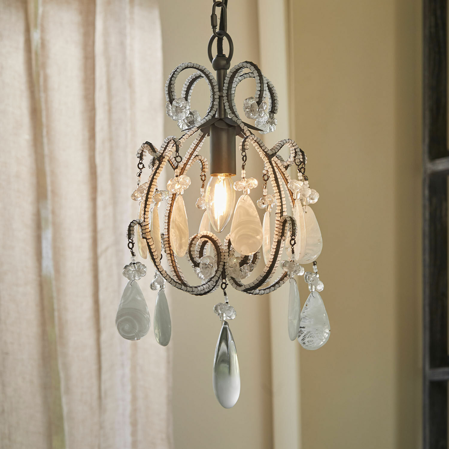 Lampada a sospensione Calistron Lampadario sospeso con struttura in metallo e decorazioni in vetro trasparente stile vintage