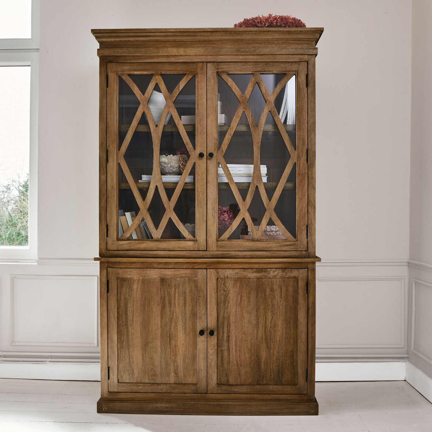 Credenza Oakminster Vetrina in legno con ante in vetro decorative e parte inferiore in legno massello colore naturale