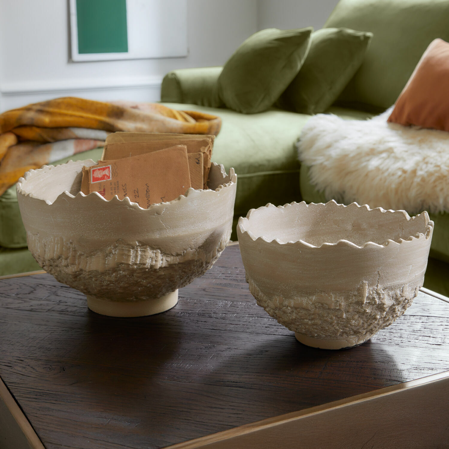 Coppia di ciotole Alvendra Due ciotole in ceramica beige con texture ruvida e bordo ondulato su tavolo in legno
