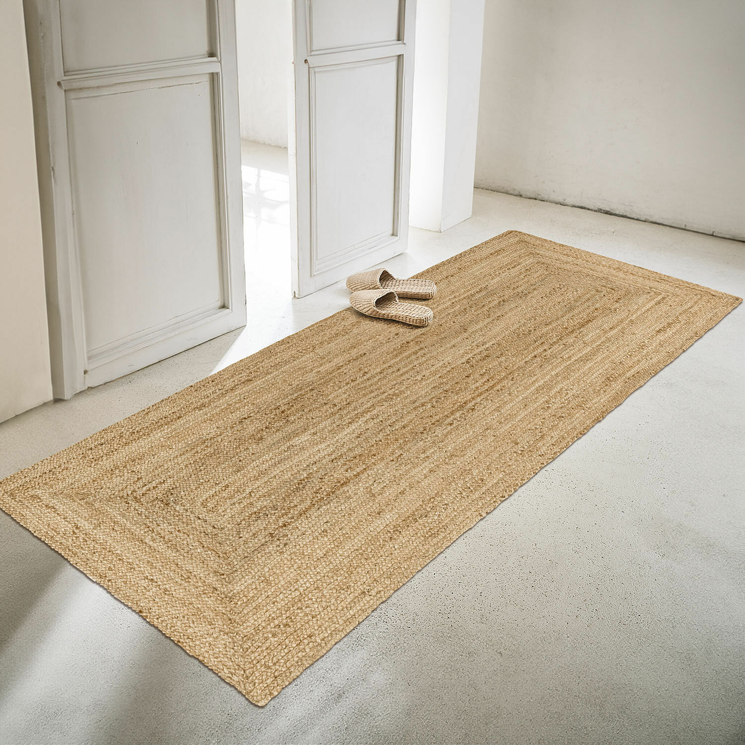 Passatoia Révalaine Tappeto naturale in juta beige su pavimento chiaro, decorazione d'interni e protezione del pavimento