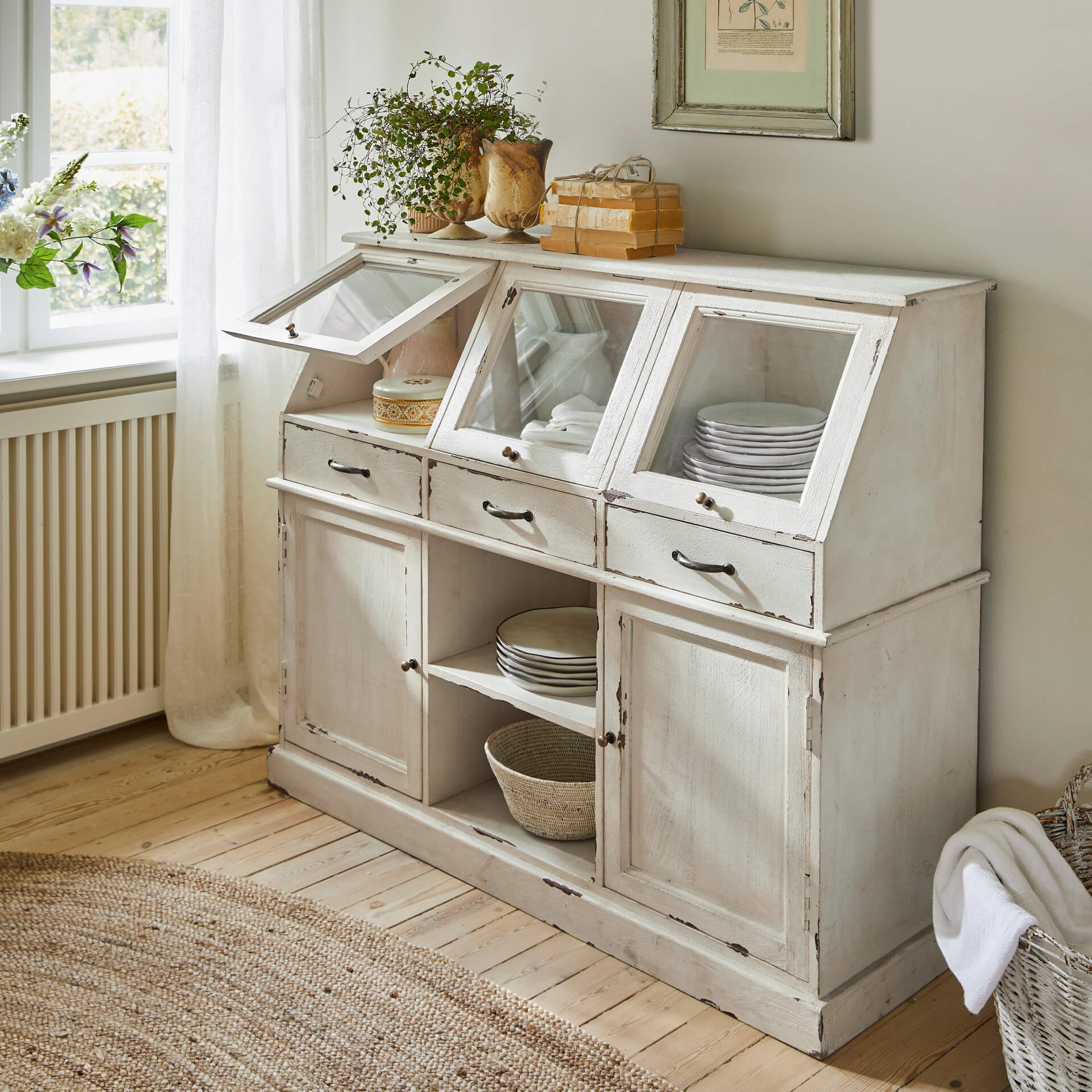 Credenza in legno bianco con ante in vetro e cassetti in stile vintage per conservare la stoviglieria