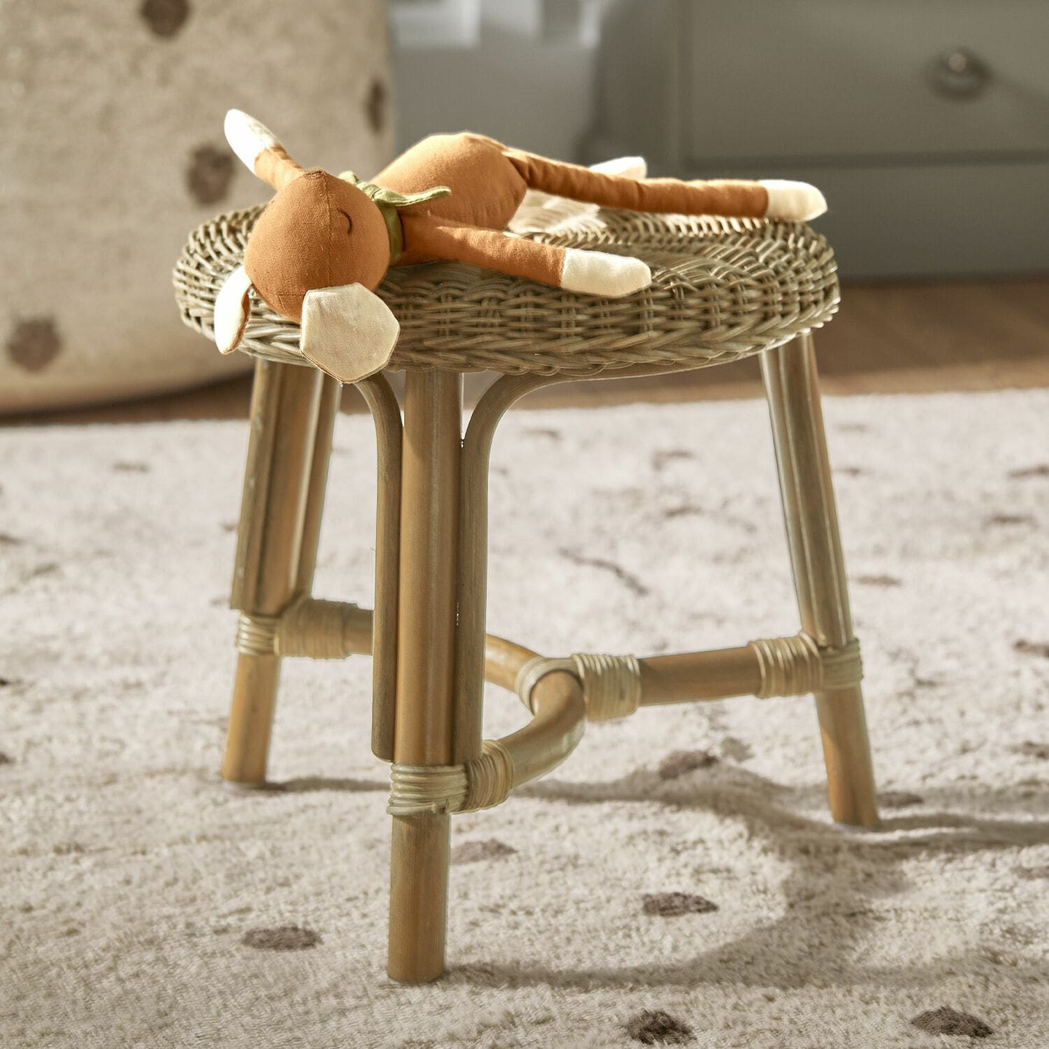 Sgabello Dunley Sgabello in rattan colore naturale con peluche su morbido tappeto in cameretta