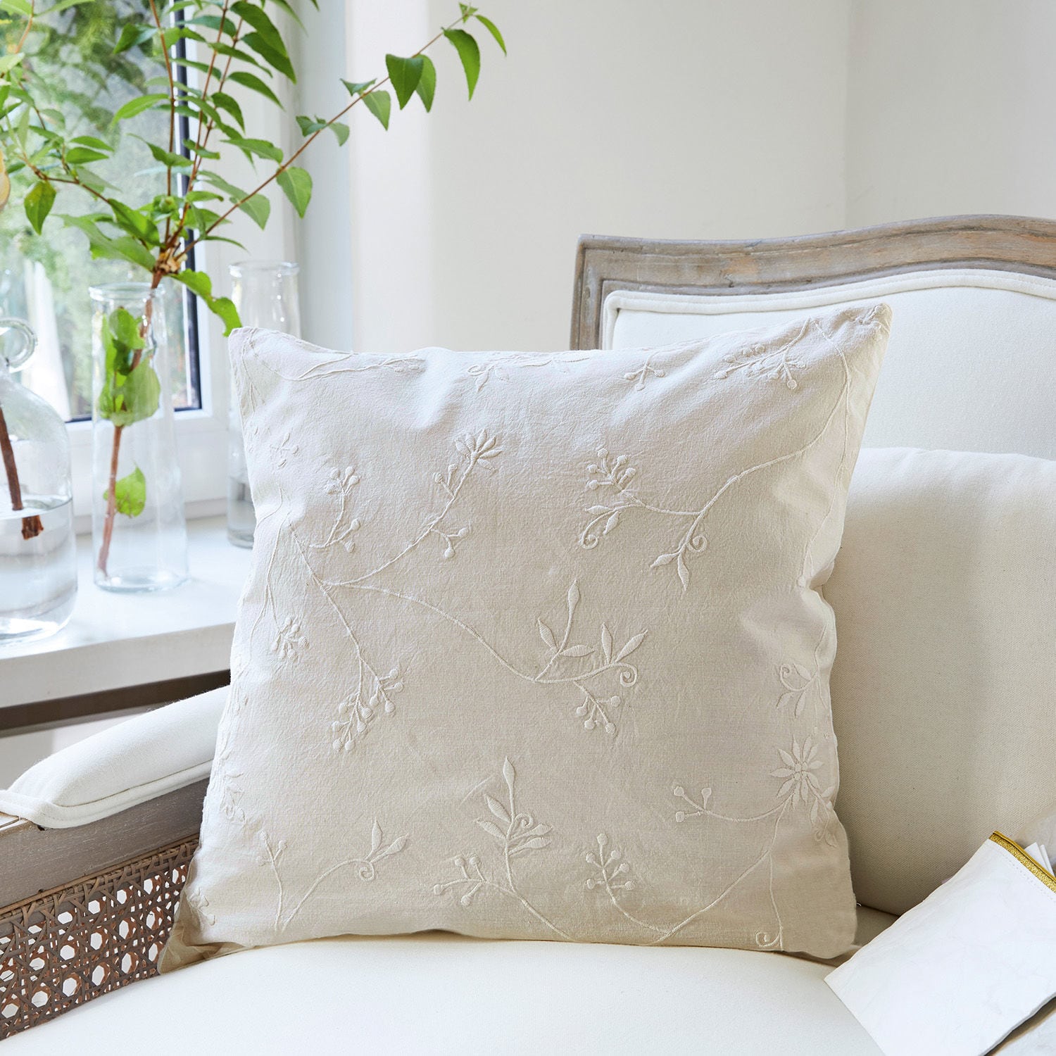 Copricuscino Habren Cuscino beige in cotone con ricamo floreale, decorazione elegante per il soggiorno