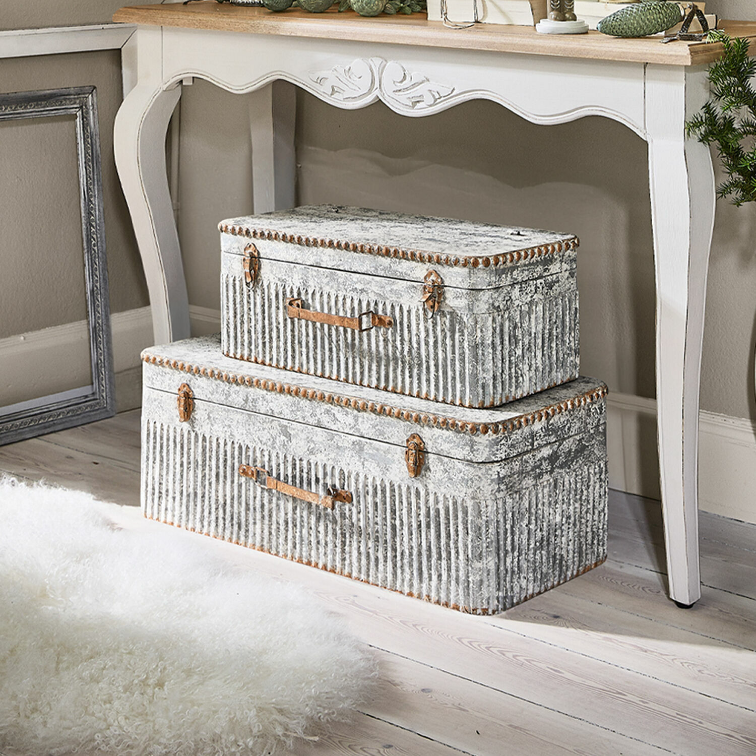 Coppia di bauli Robyn Set di due valigie vintage in metallo grigio con maniglie arrugginite per contenitore decorativo