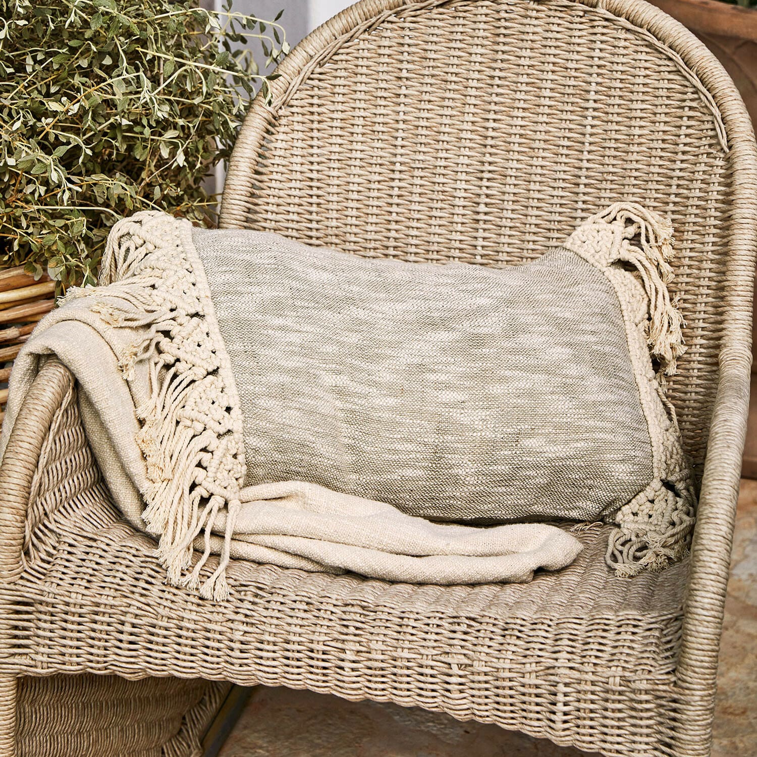 Copricuscino Dunlora Coperta beige con frange su sedia in vimini, decorazione accogliente per la casa