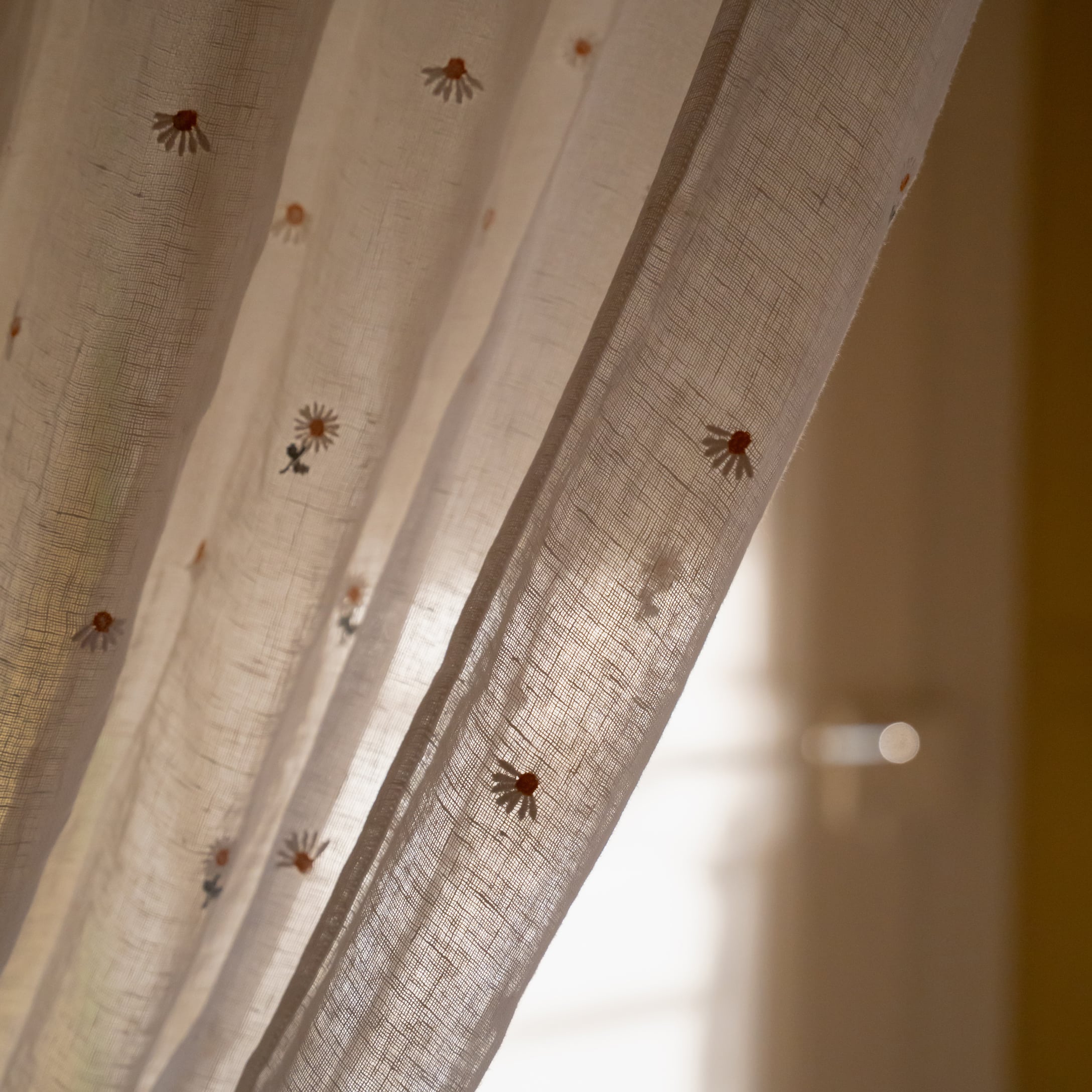 Tenda bianca trasparente con ricami di margherite, tessuto leggero per decorazione finestre