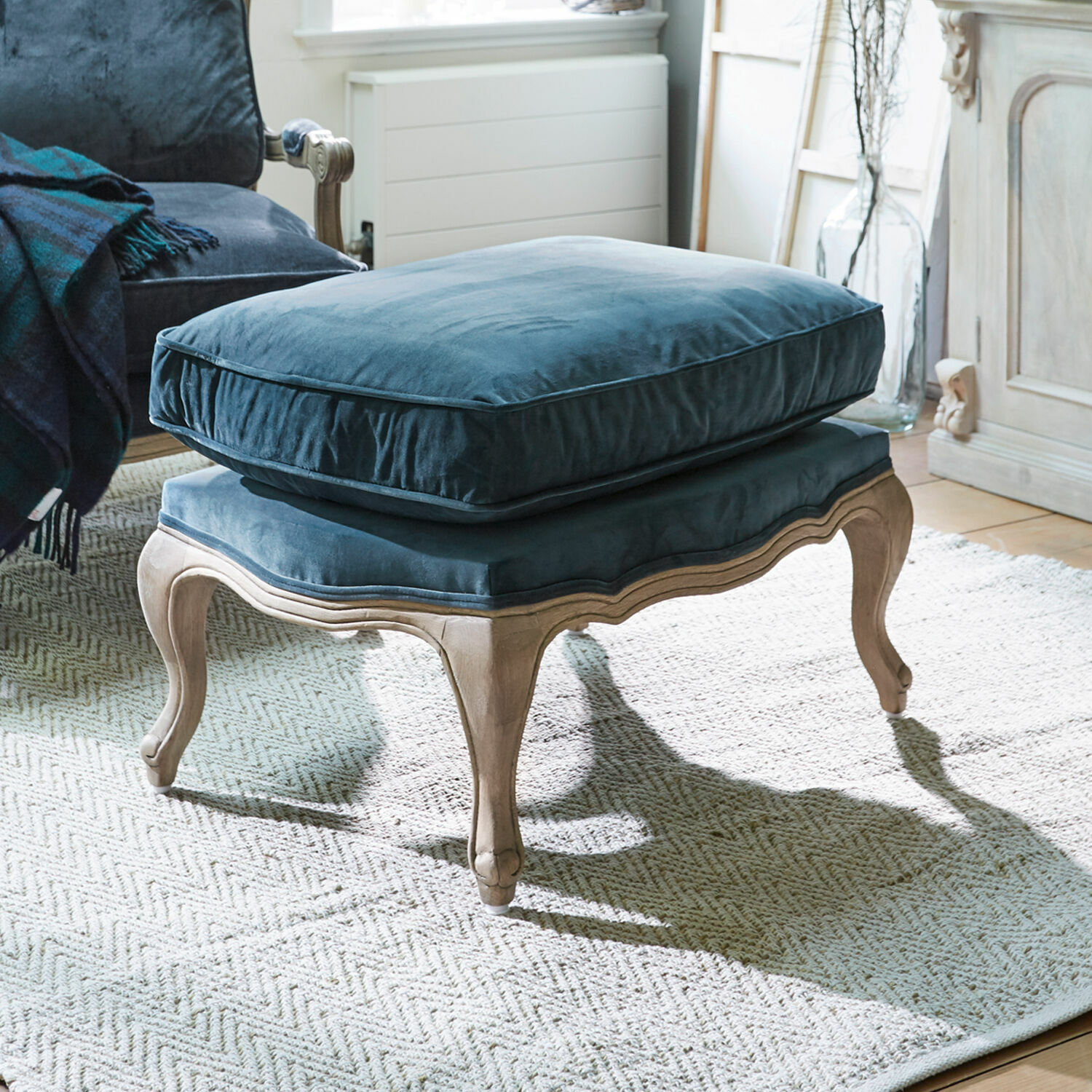 Pouf Corlay Poggiapiedi con struttura in legno e morbido cuscino in velluto blu stile vintage per soggiorno