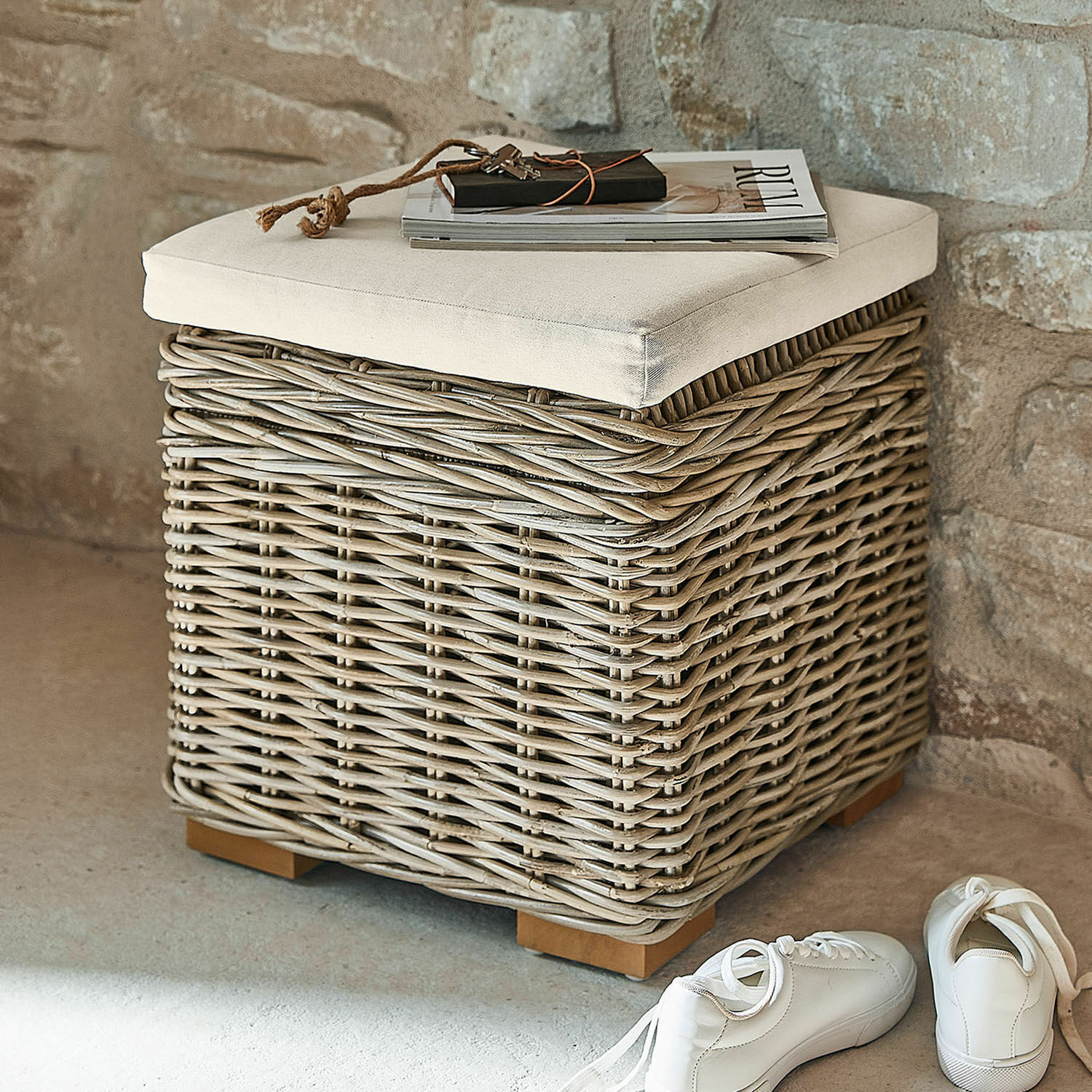 Pouf Xandrine Pouf quadrato in vimini grigio con cuscino crema, perfetto per sedersi e riporre oggetti