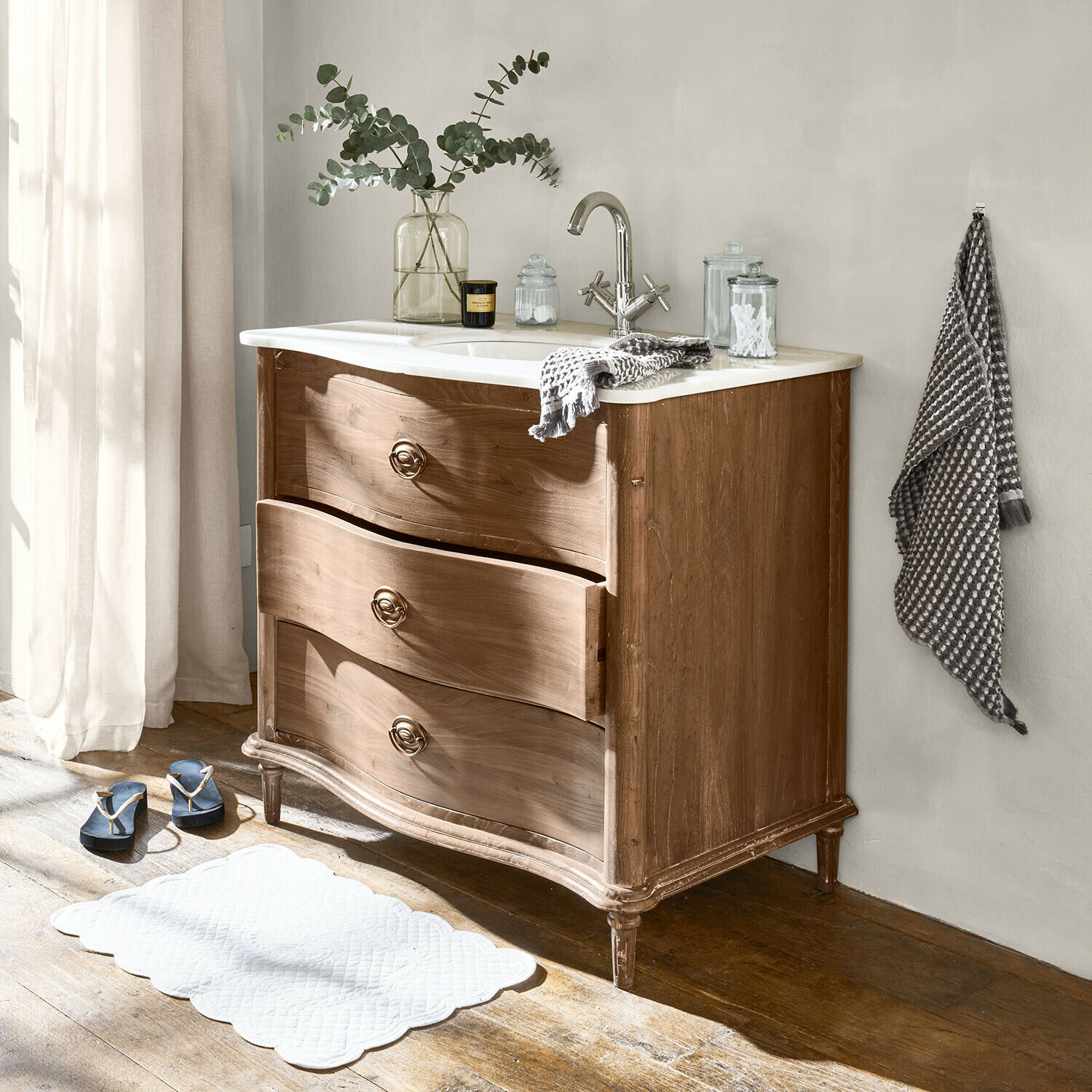 Mobile con lavabo Joravelle Mobile bagno in legno con piano bianco e rubinetto cromato, stile vintage, decorazioni e asciugamano