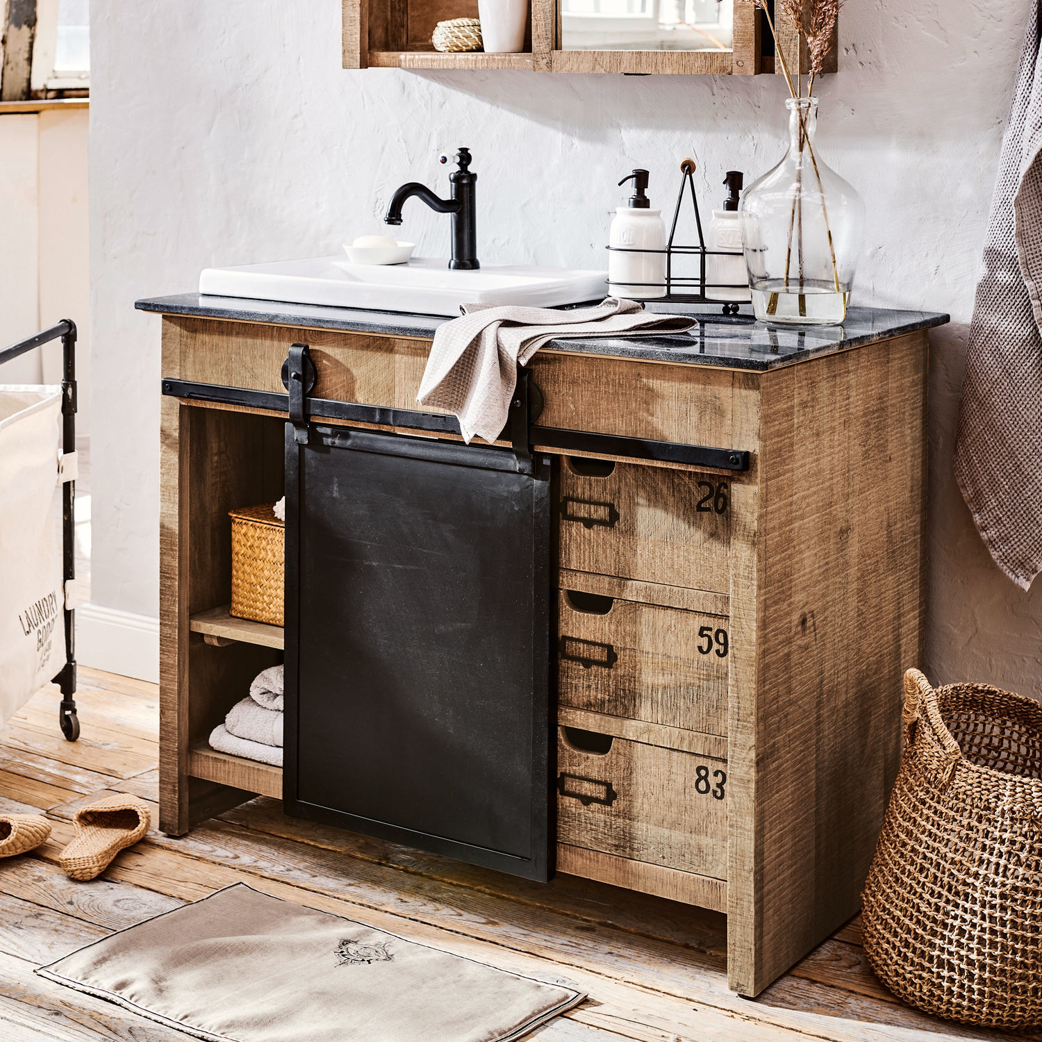 Mobile con lavabo Taylors Island Mobile bagno in legno con porta scorrevole in metallo nero e rubinetto nero, stile industriale