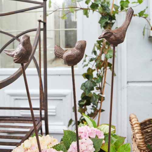 Uccelli decorativi in metallo marrone su bastoncini per giardino o vasi