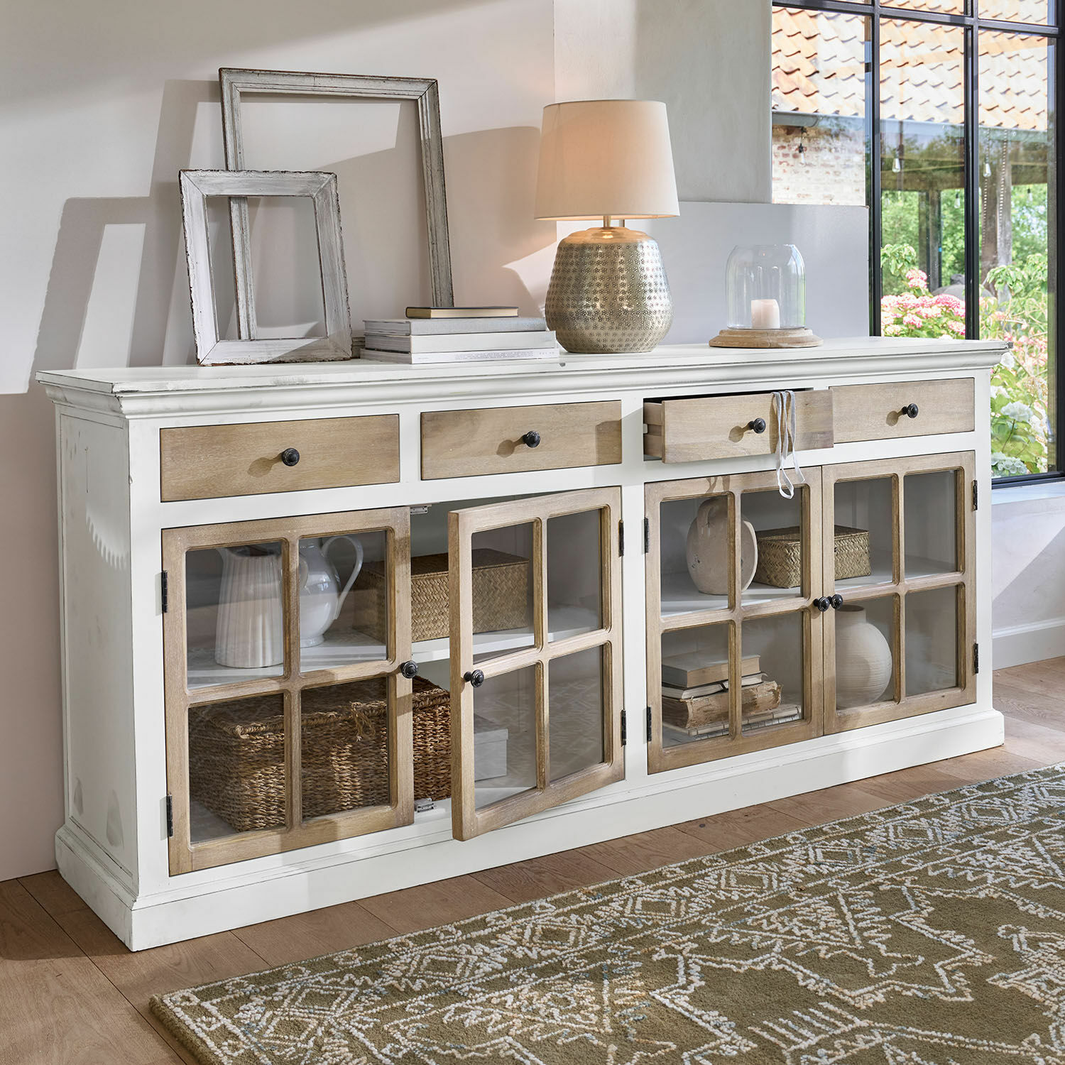 Cassettiera Marshwood Credenza in legno bianco con cassetti e ante in vetro, decorazioni e lampada sopra
