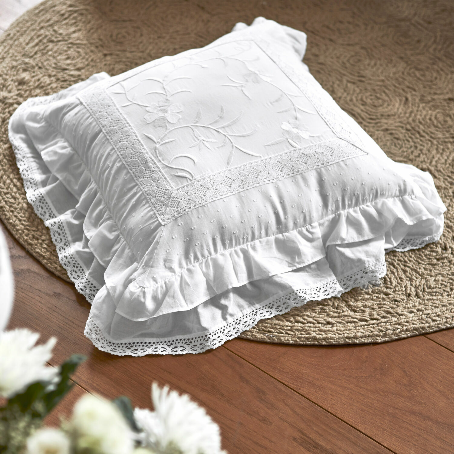Cuscino Marbury Cuscino decorativo bianco in cotone con pizzo e ricamo, ideale per soggiorno o camera da letto