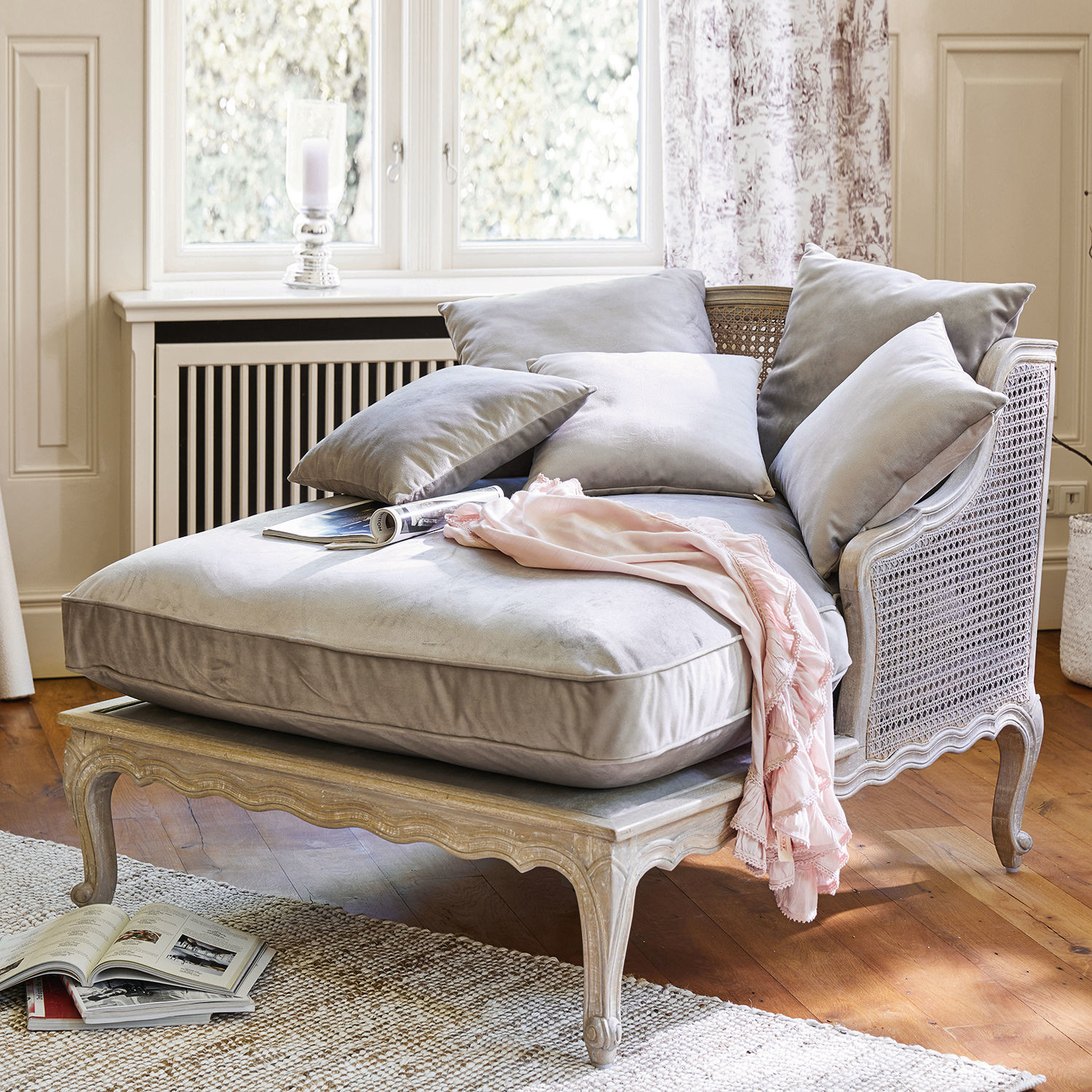 Chaise longue Dronne Poltrona elegante con rivestimento in velluto grigio chiaro e struttura in legno intagliato vintage