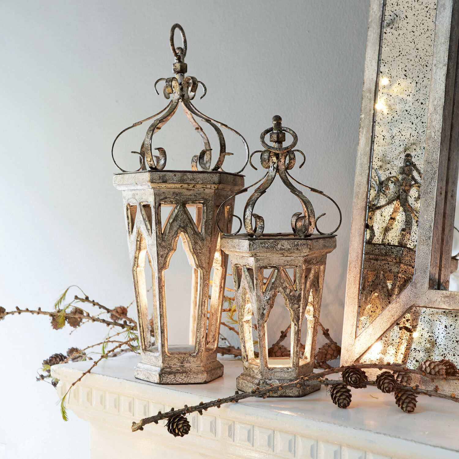 Coppia di oggetti decorativi Morvant Lanterna decorativa in metallo stile vintage color argento invecchiato su camino con pigne