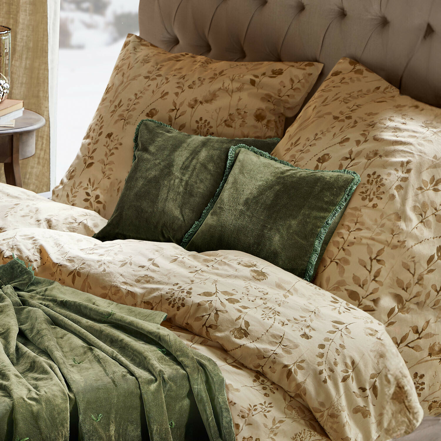 Coppia di copricuscini Maelis Lenzuola beige con motivo floreale, cuscini in velluto verde e coperta su letto imbottito