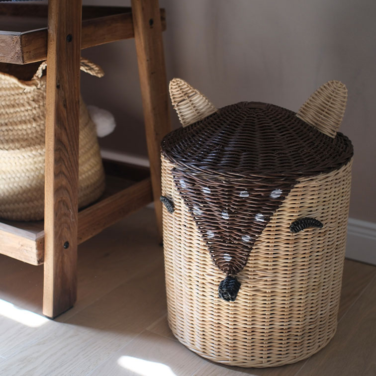 Cesto in rattan a forma di volpe in colori naturali, contenitore pratico per la casa