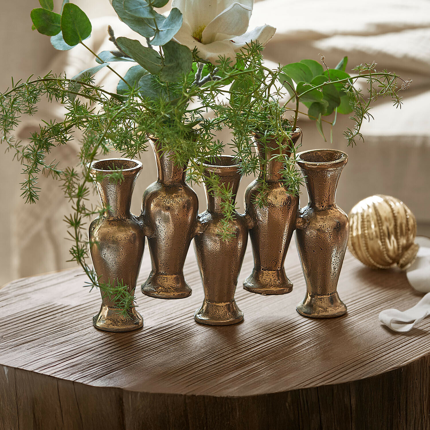 Vaso Soretta Vaso decorativo in ottone con cinque contenitori uniti per piante verdi su tavolo in legno
