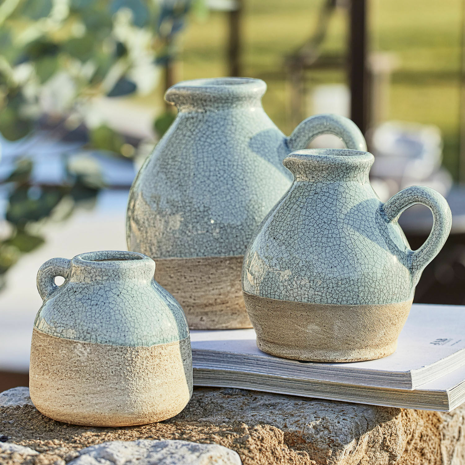 Set di 3 vasi Lezíria Set di tre vasi in ceramica blu e beige con finitura craquelé, decorazione da tavolo