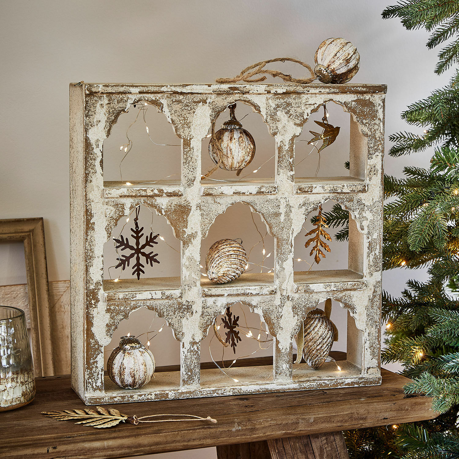 Portaoggetti da parete Lorinique Decorazione rustica in legno bianco invecchiato con ornamenti LED natalizi su tavolo in legno