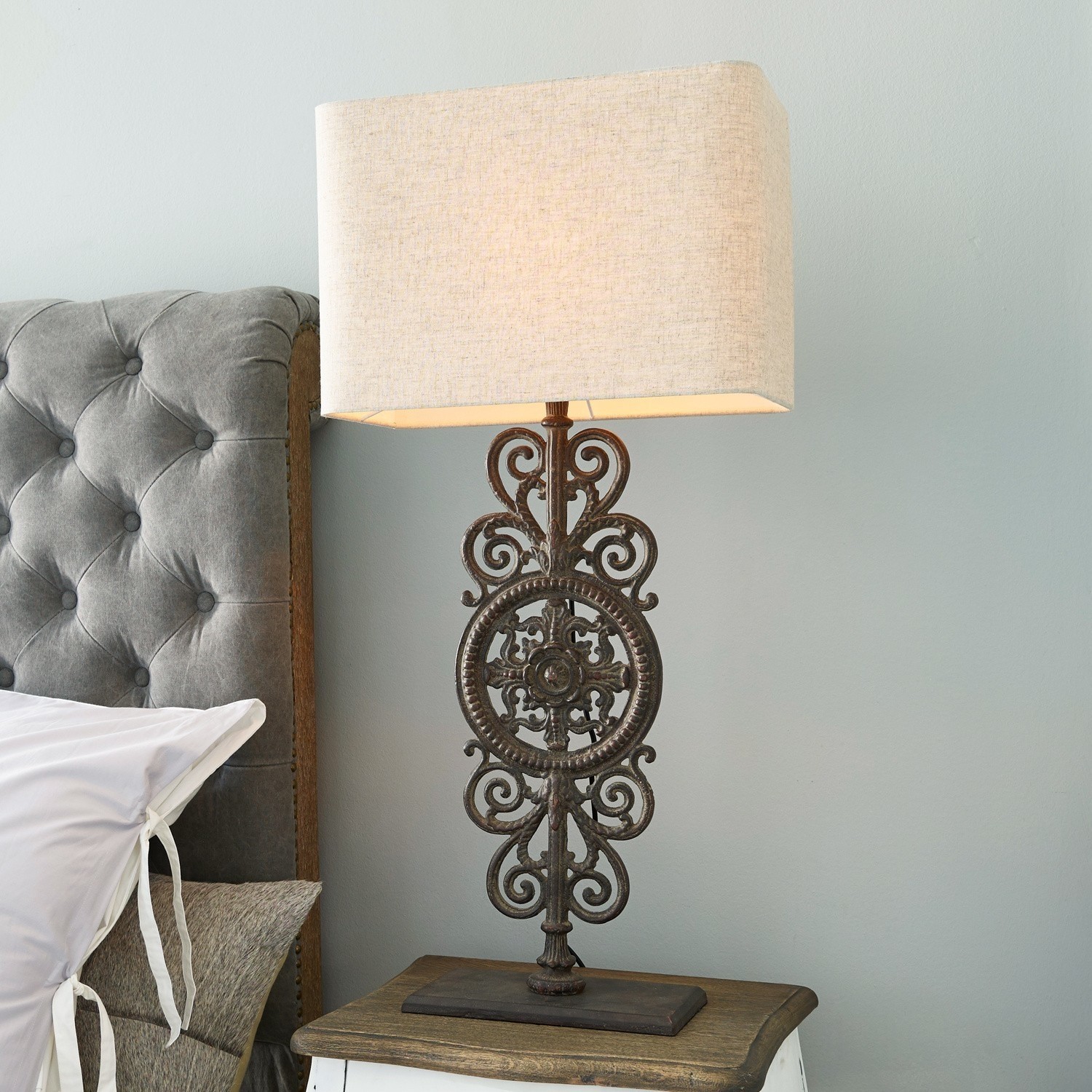Lampada da tavolo Drubec Lampada da tavolo con base in metallo decorativo e paralume beige su comodino
