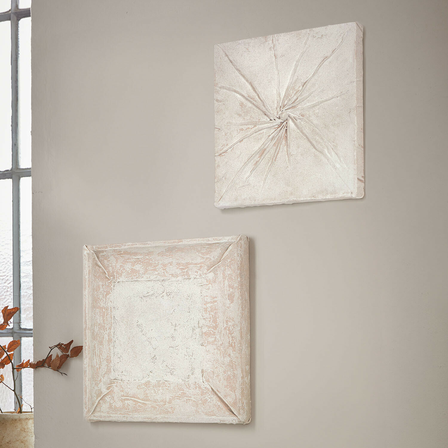 Coppia di quadretti Whittfield Pannelli murali quadrati decorativi in pietra chiara con texture tessuto per interni moderni