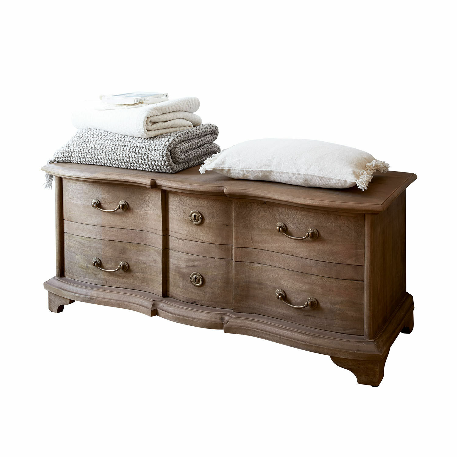 Cassapanca Aiguillon Comò in legno con frontali ondulati e maniglie in metallo, decorato con cuscino e coperte
