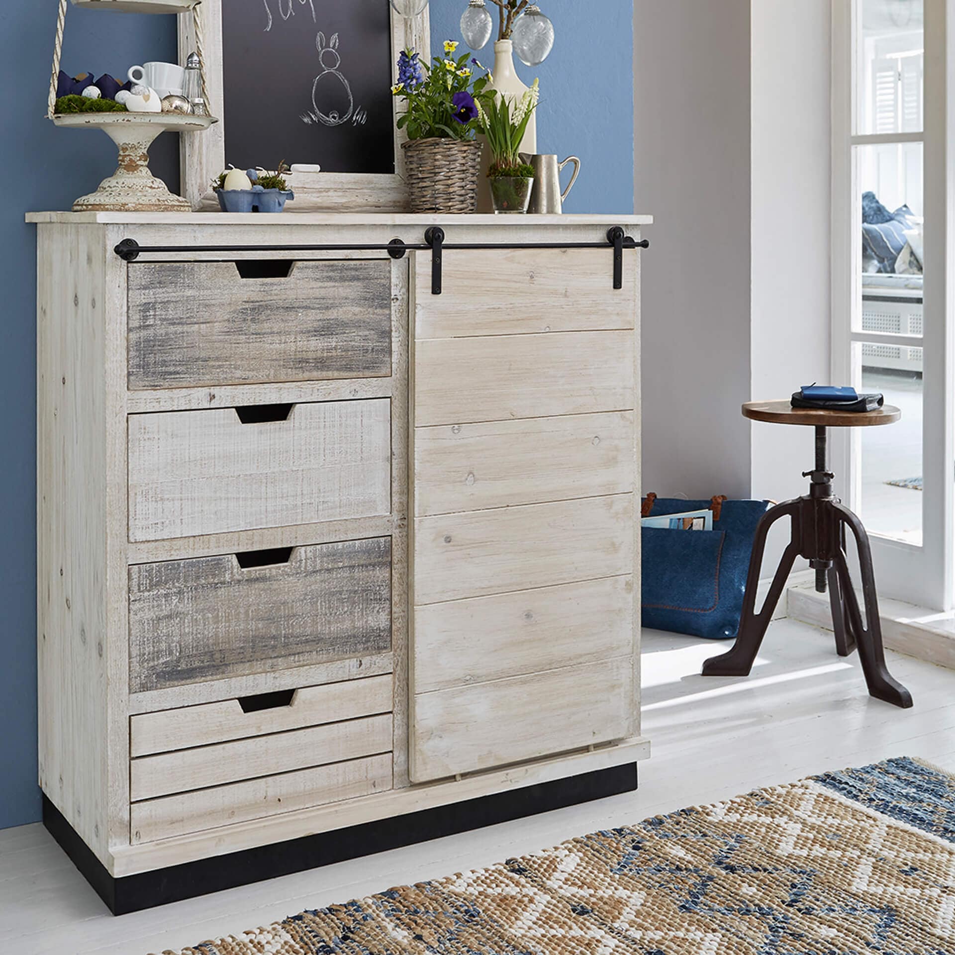 Comò in legno stile vintage con cassetti e porta scorrevole in tonalità chiare beige e grigio per spazio contenitivo