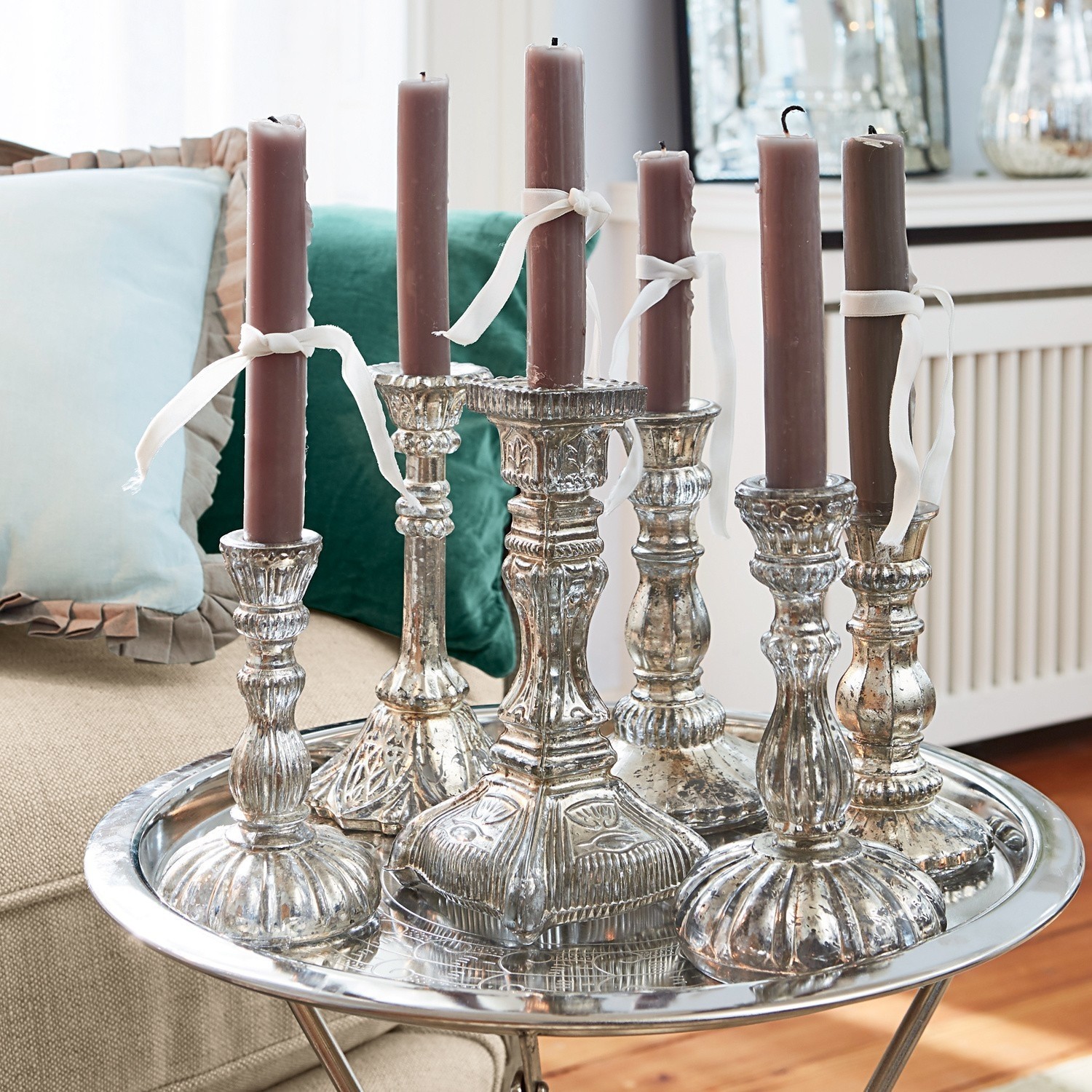 Set di 6 portacandele Adolpha Sei candelabri argentati con candele marroni su vassoio metallico, decorazione elegante per interni