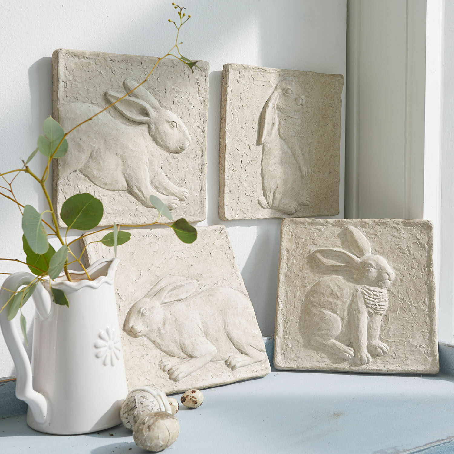Set di 4 quadretti Cervique Quattro piastrelle decorative beige con rilievo di conigli, decorazione murale rustica per interni