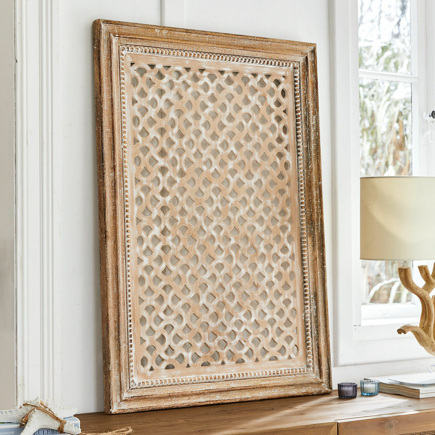 Quadro decorativo Miette Cornice decorativa in legno con motivo traforato colore marrone chiaro su tavolo in legno