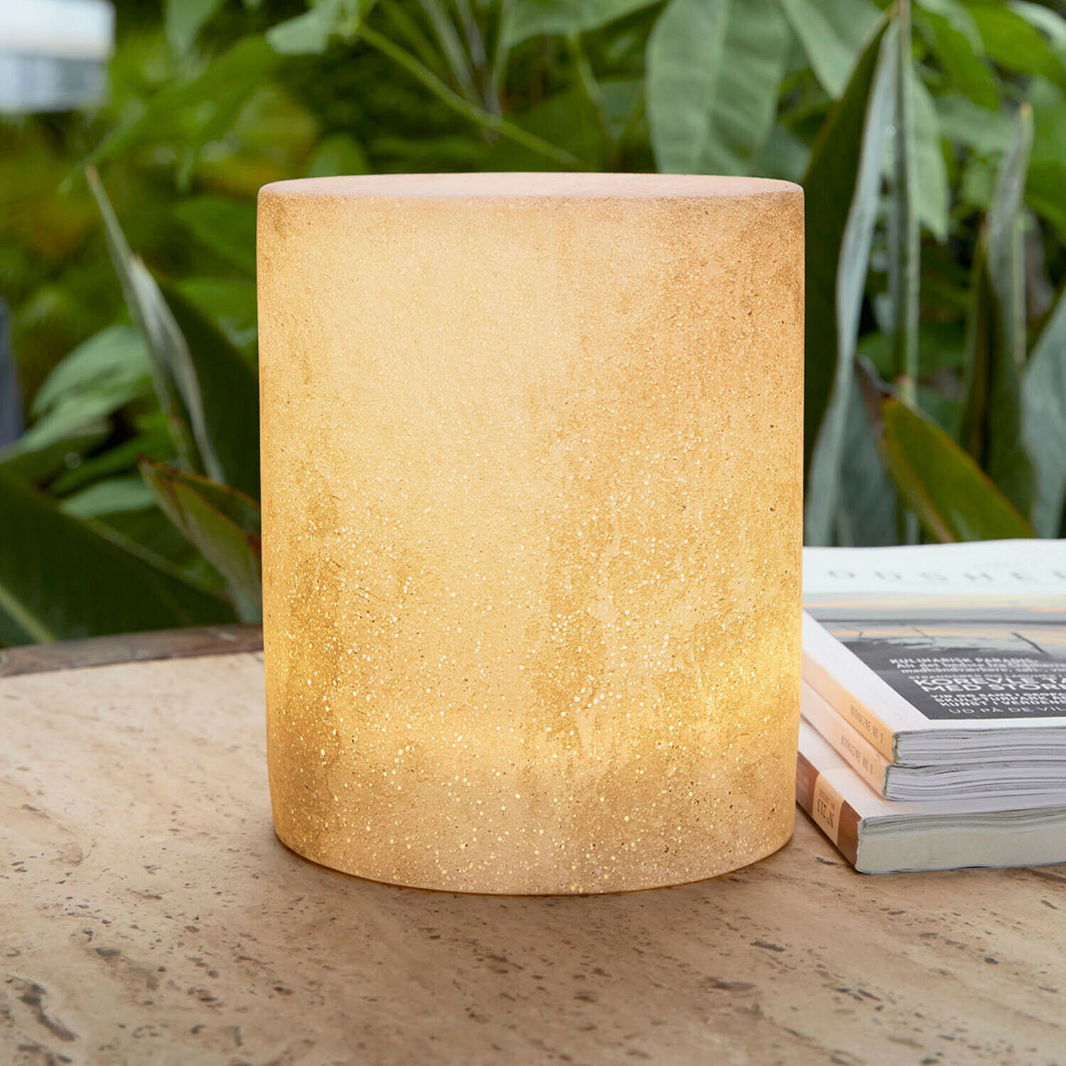 Lampada da tavolo cilindrica in vetro satinato beige caldo, ideale per terrazza o balcone