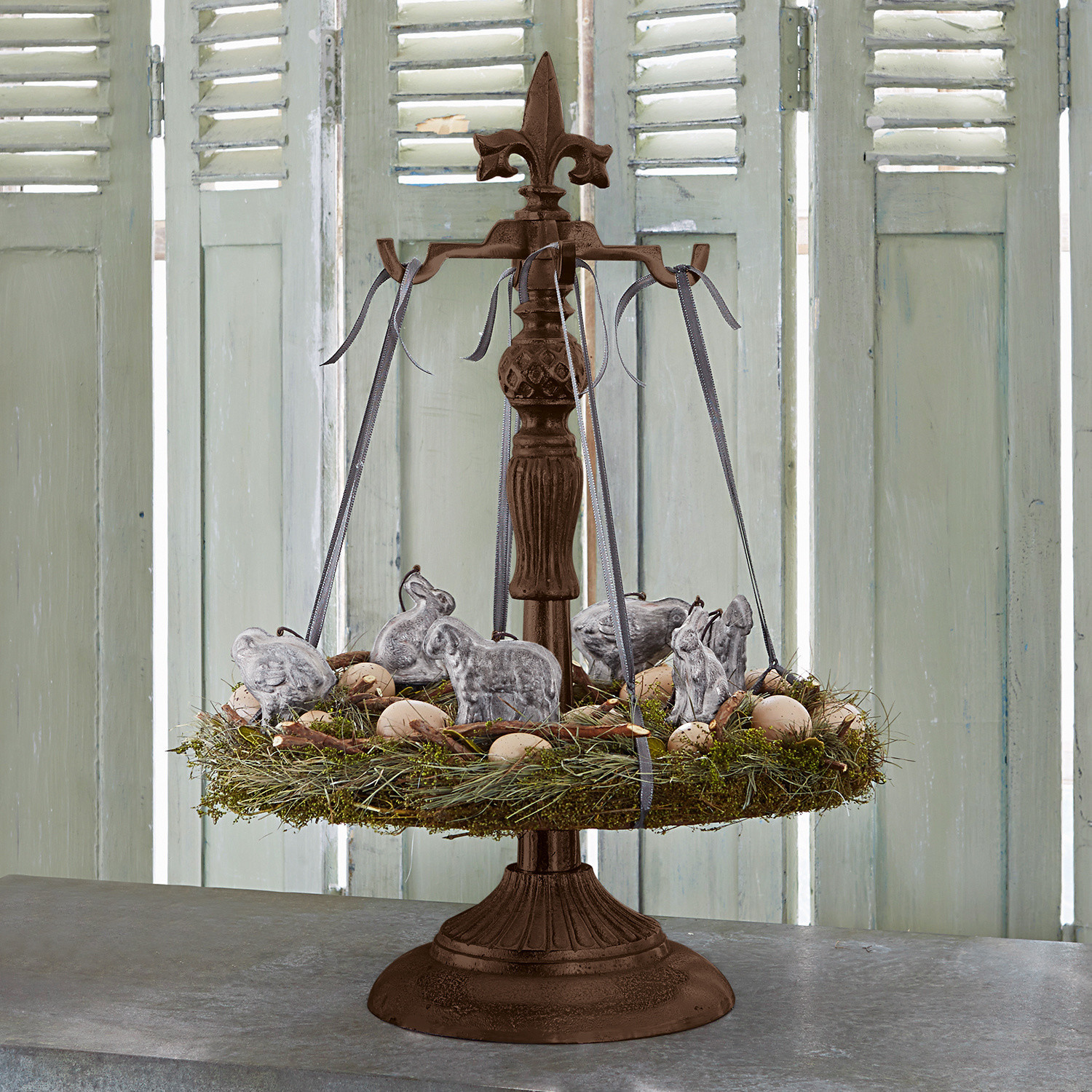 Supporto per ghirlanda natalizia Antwan Supporto decorativo in metallo con decorazione verde sospesa, uova e figure di animali per Pasqua