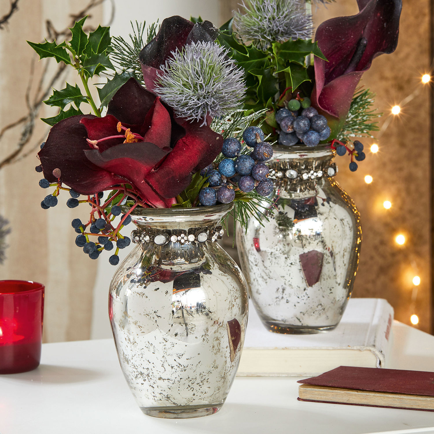 Coppia di vasi Louna Vaso decorativo argentato con bordo ornato, fiori rosso scuro e foglie verdi per decorazione