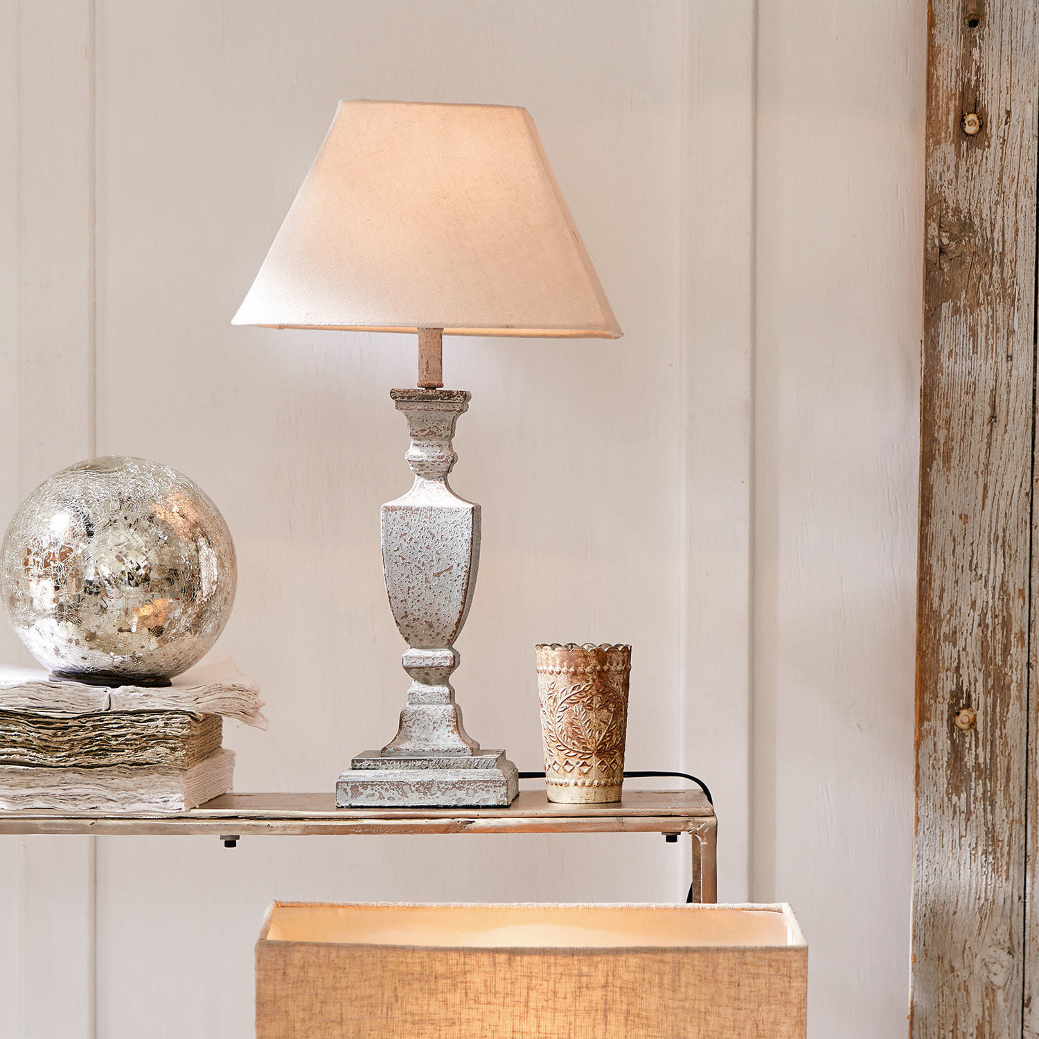 Lampada da tavolo Gorham Lampada da tavolo in metallo bianco con paralume beige stile vintage per decorazione interna