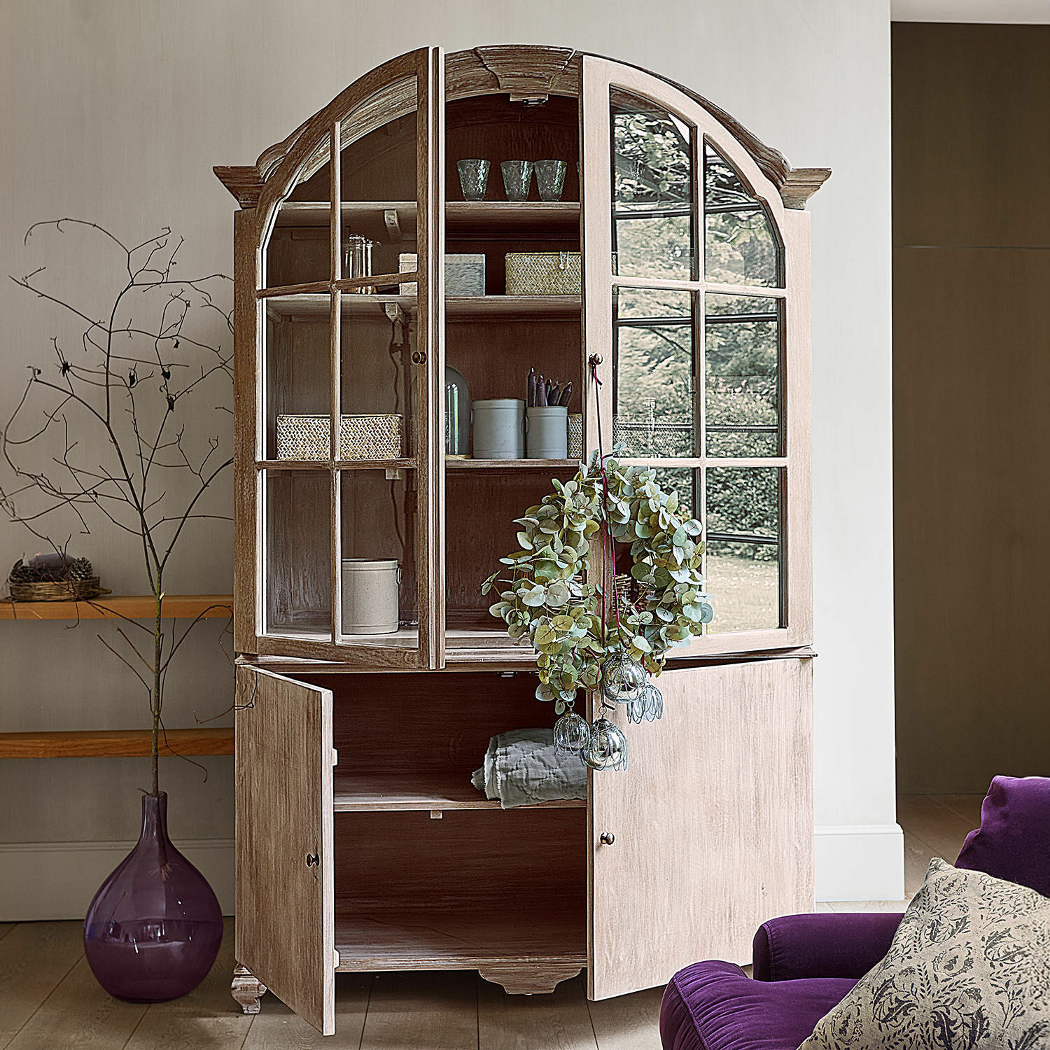 Vetrina Périmonde Vetrina in legno chiaro con ante in vetro e corona decorativa, mobile elegante per soggiorno