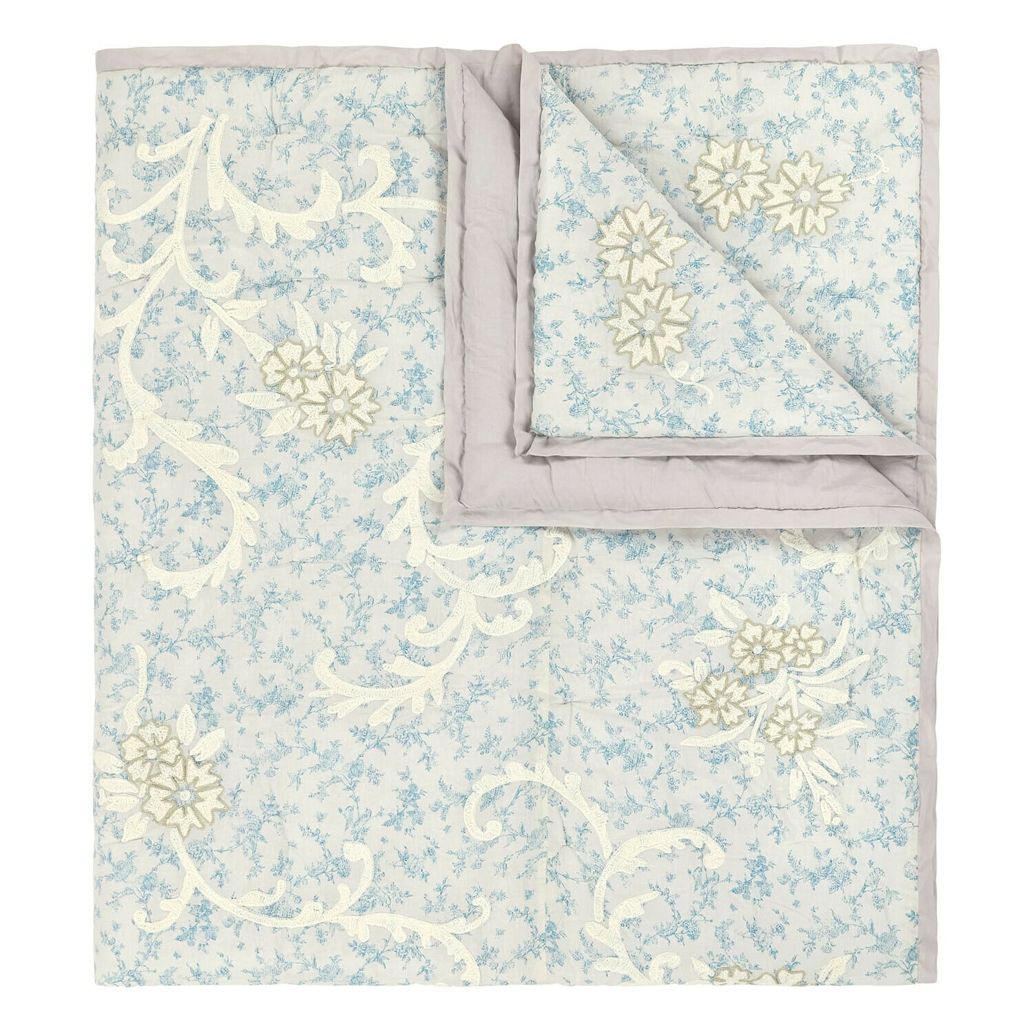 Trapunta Rocaille Étoilée Trapunta in cotone azzurro chiaro con ricami floreali crema, biancheria da letto decorativa