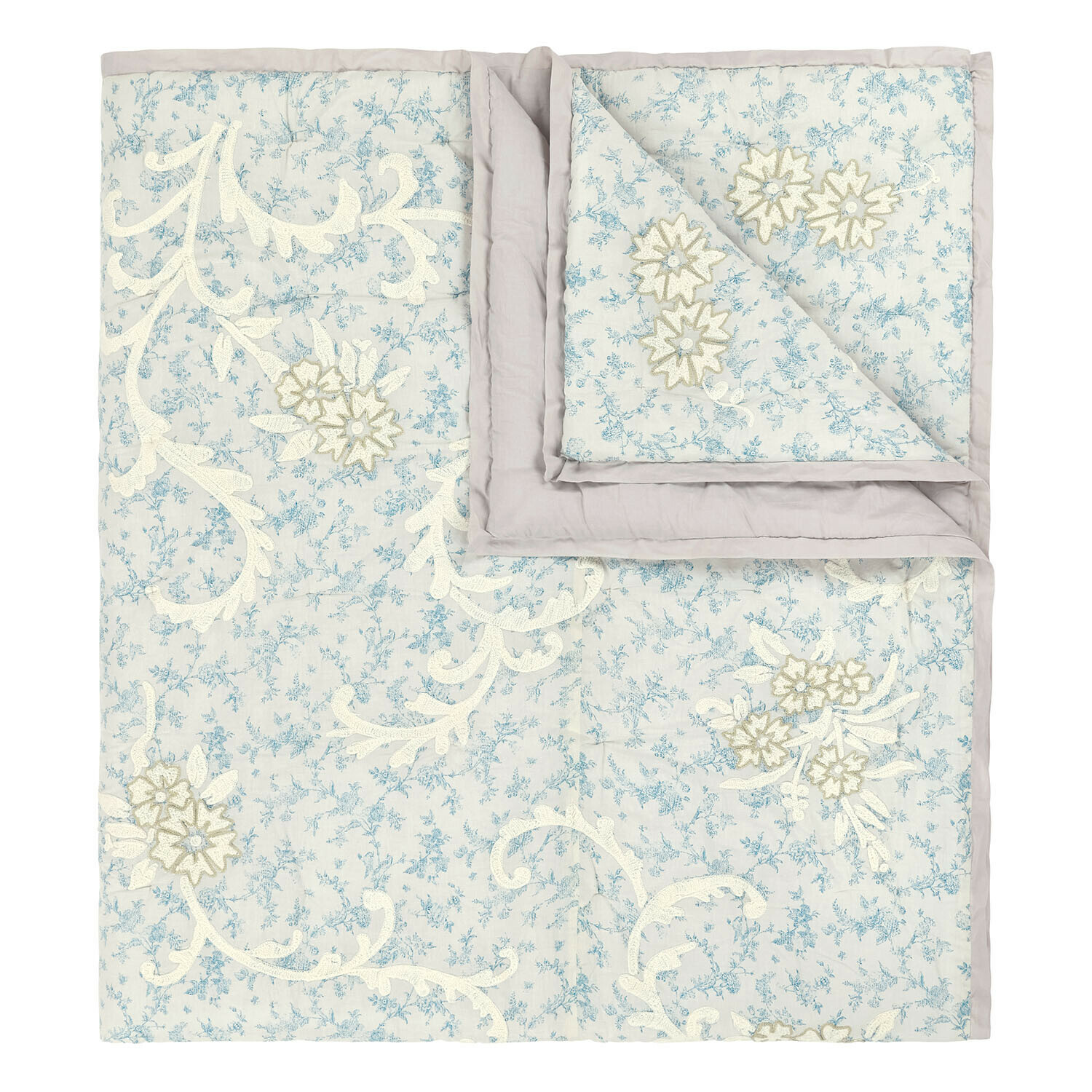 Trapunta Rocaille Étoilée Trapunta in cotone azzurro chiaro con ricami floreali crema, biancheria da letto decorativa