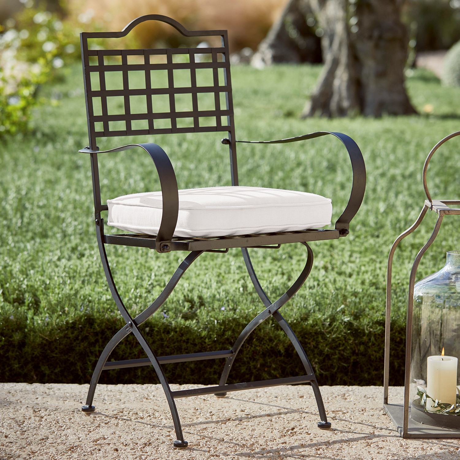 Cuscino per sedia Pelagia Sedia da giardino in metallo nero con cuscino bianco, perfetta per il relax all'aperto