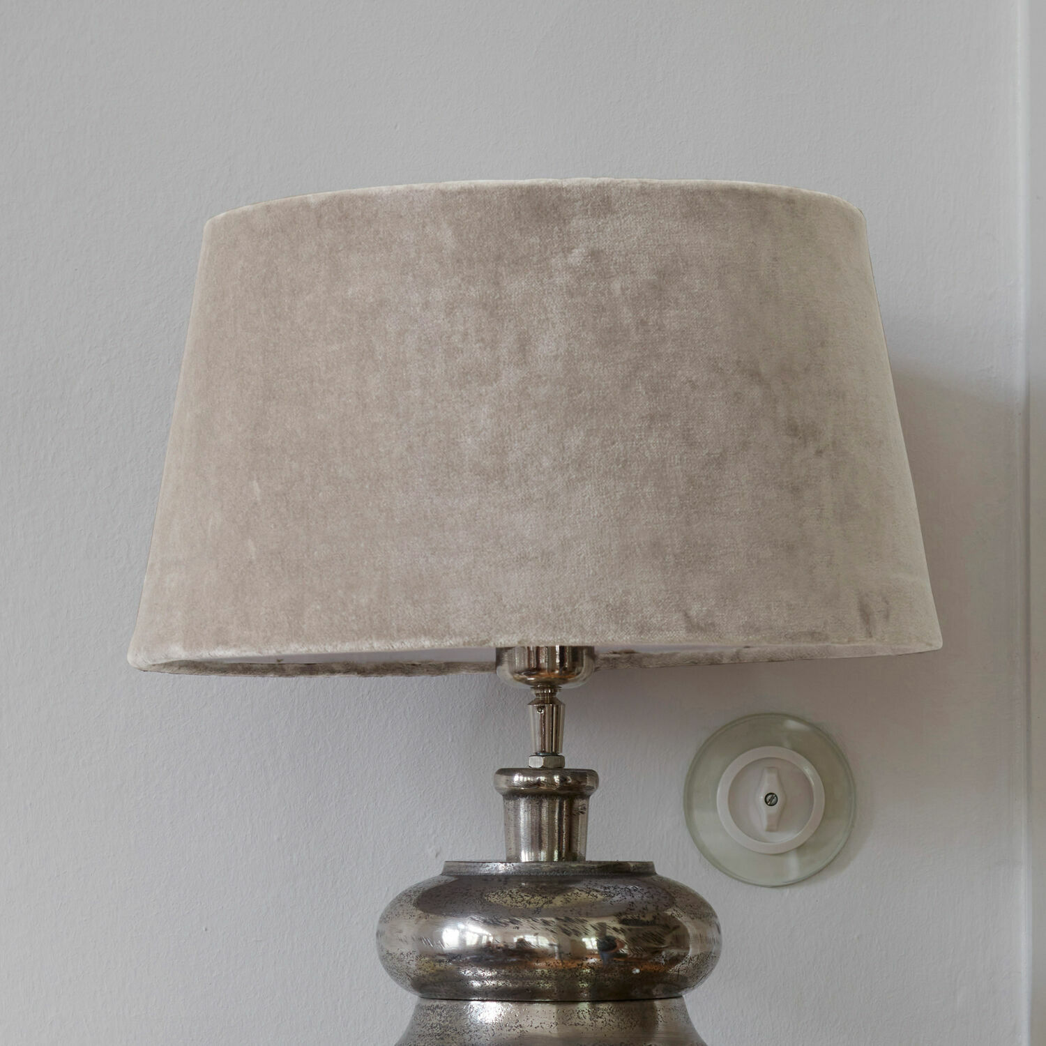 Paralume Anfor Lampada da tavolo con base in metallo e paralume in velluto beige per soggiorno