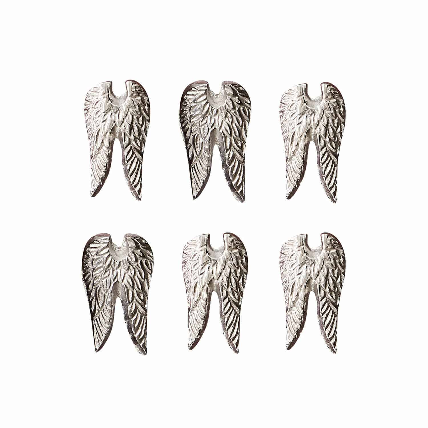 Spillette decorative, set da 6 pezzi Abele Sei ciondoli in metallo argentato a forma di ali con dettagli di piume su sfondo bianco