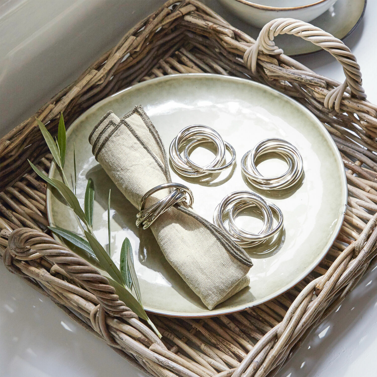 Set di 4 anelli portatovagliolo Limche Anelli d'argento su tovagliolo di lino e piatto in cesto di vimini per decorazione tavola