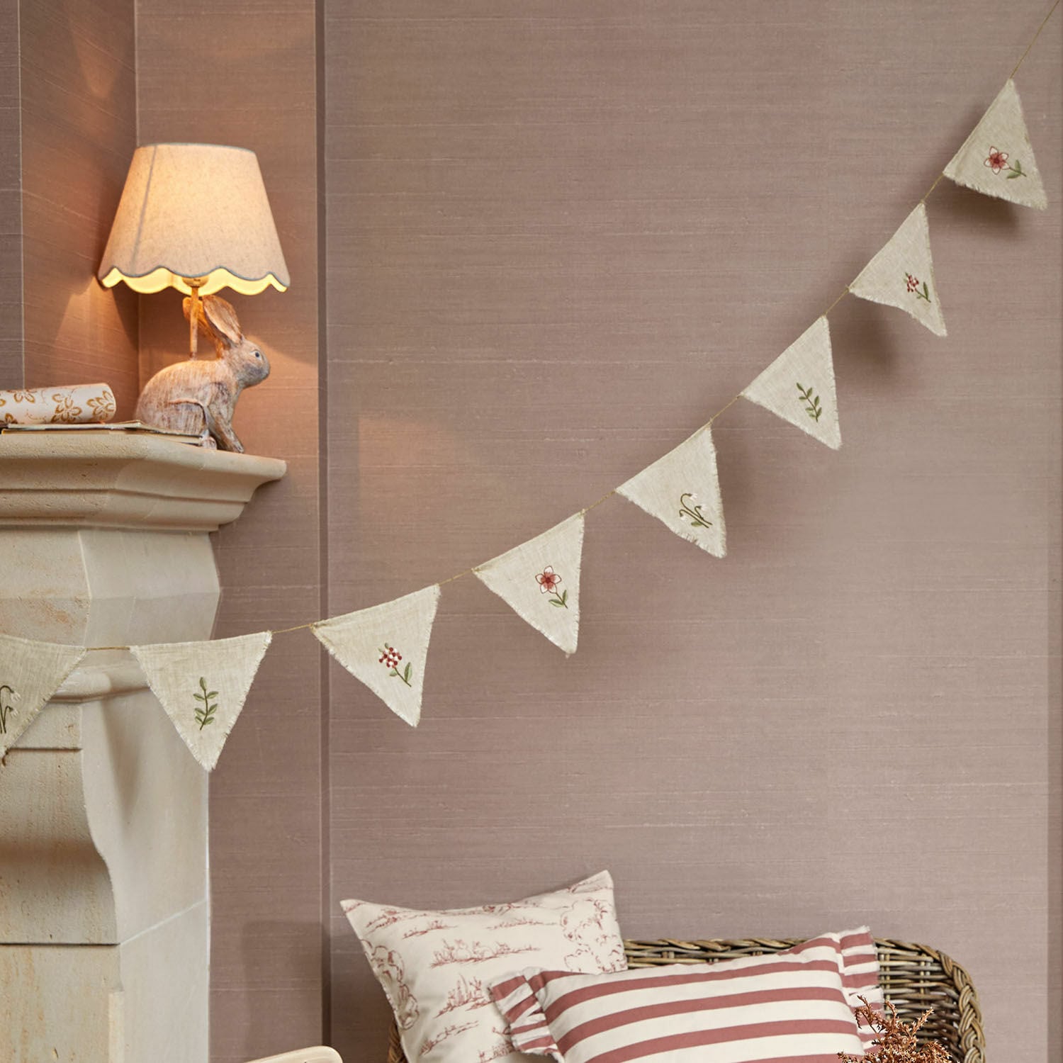 Festone Viyan Ghirlanda decorativa in tessuto naturale con fiori ricamati su sfondo beige per interni