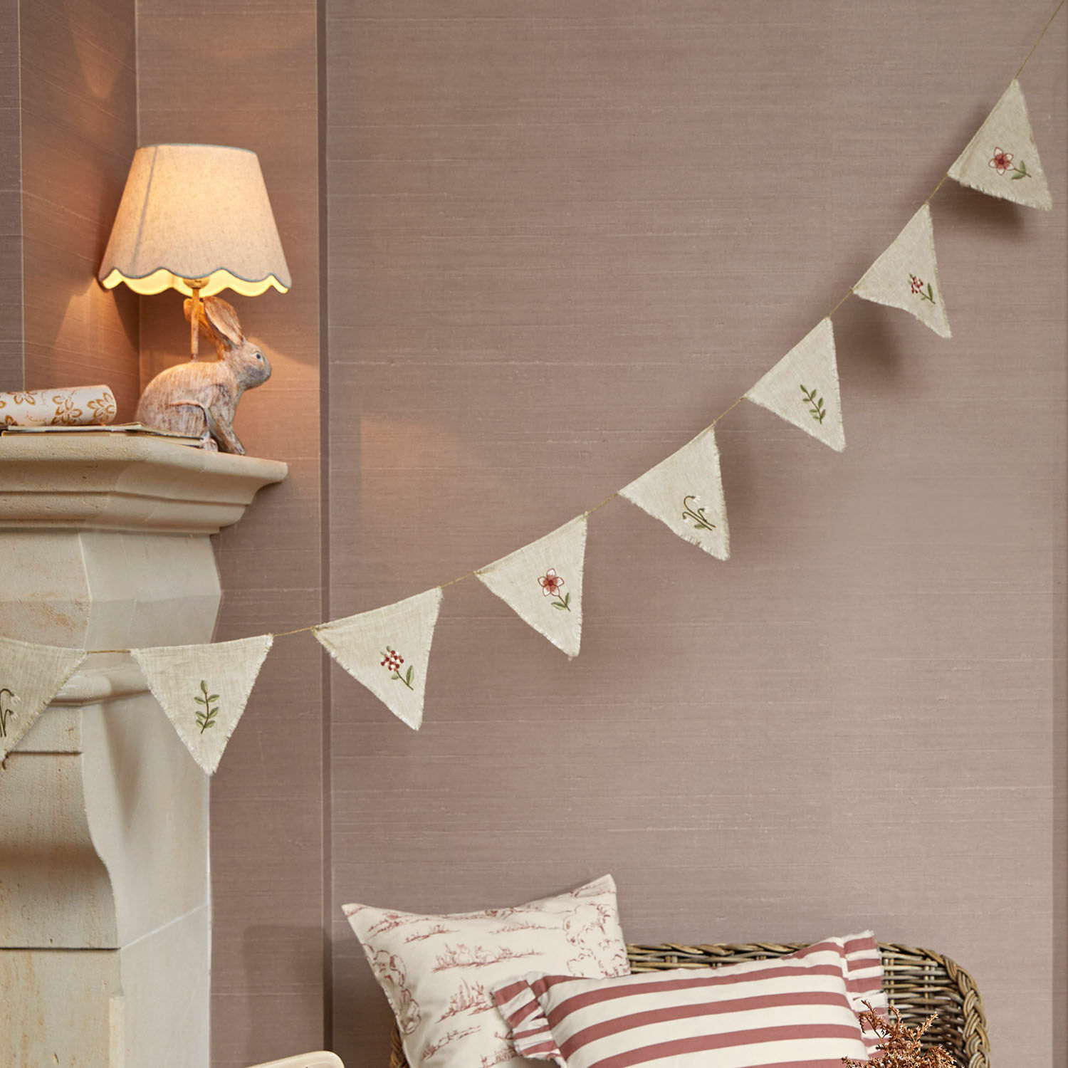 Festone Viyan Ghirlanda decorativa in tessuto naturale con fiori ricamati su sfondo beige per interni