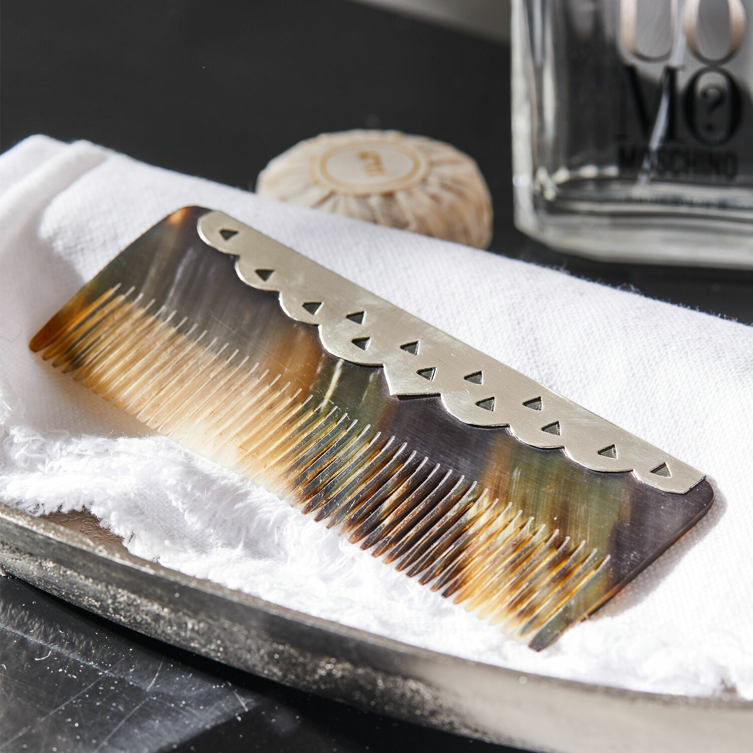Pettine Toman Pettine in corno con bordo metallico decorativo in tonalità naturali marroni, accessorio per la cura dei capelli