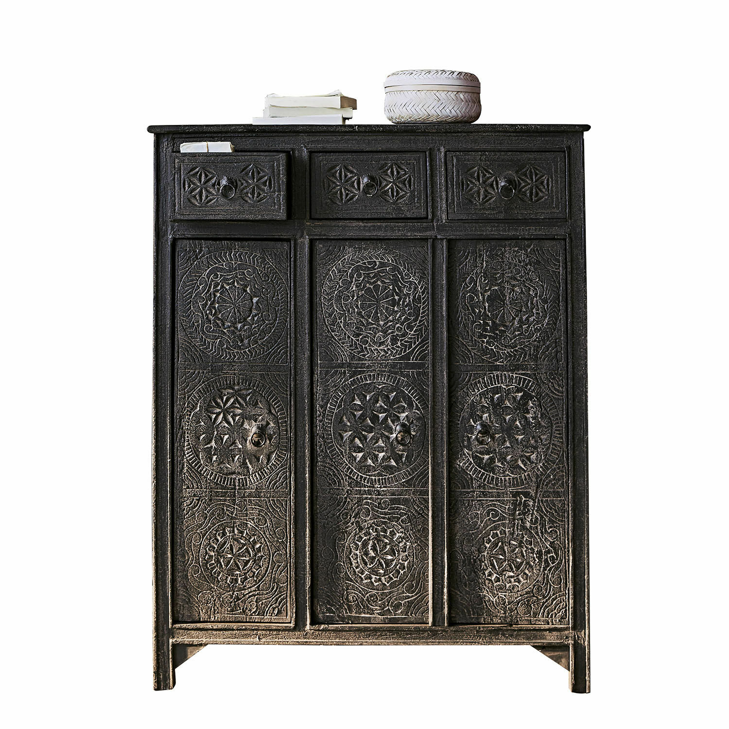 Comò Dakota Comò nero in legno con motivi intagliati e tre cassetti in alto, mobile decorativo
