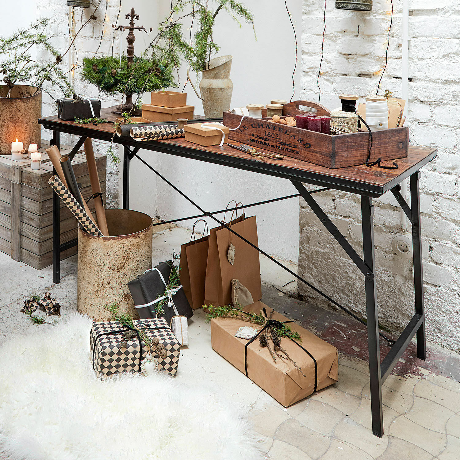 Tavolo Baussant Tavolo con gambe in metallo e piano in legno decorato con regali e accessori naturali
